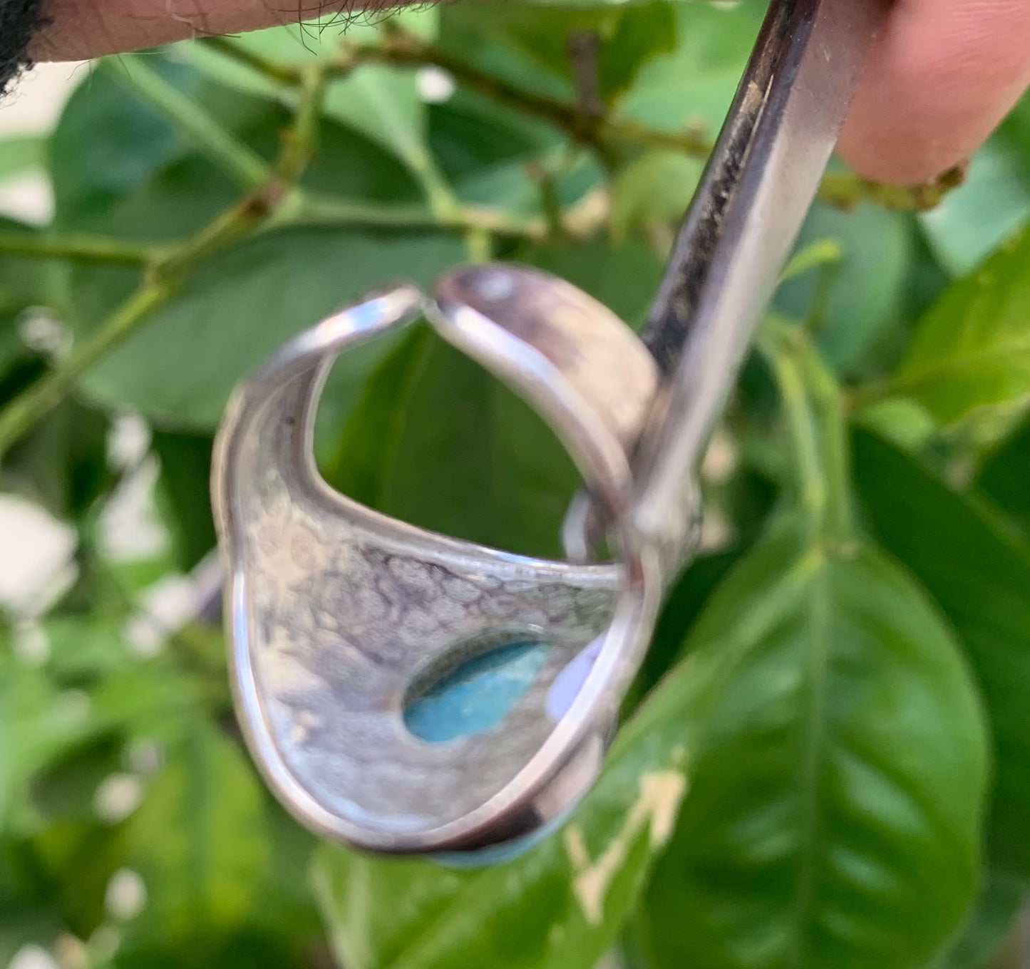 Bague en Larimar, montée Argent 0.925. Superbe pierre au bleu qui rappelle l'océan ! Très belle réalisation ! Taille réglable/ ajustable de 54 à 59 !
