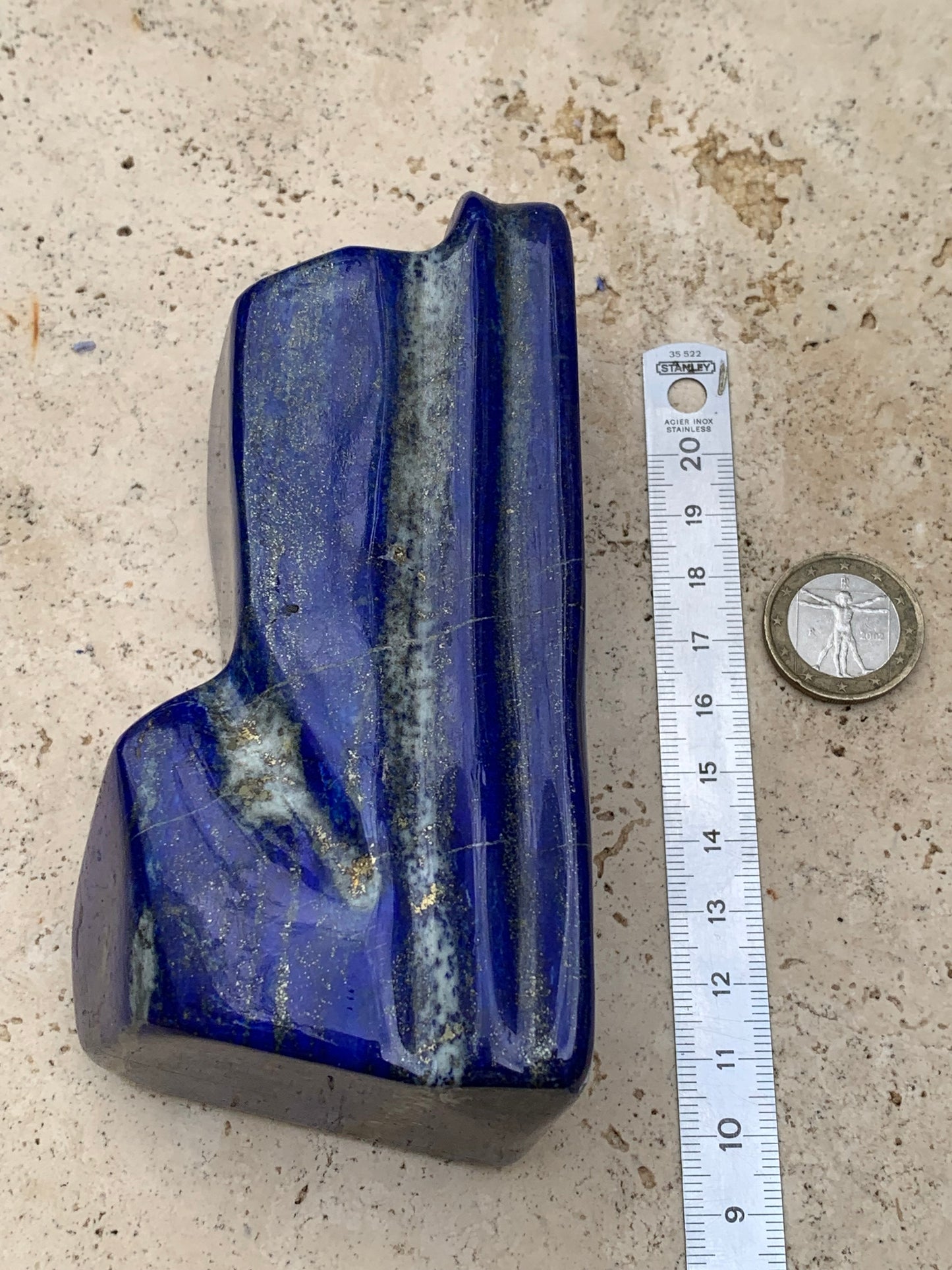 Lapis lazuli, forme libre polie de 131 x 68 x 48 mm - 706 grammes. Un bleu envoûtant et fascinant, pierre des pharaons !