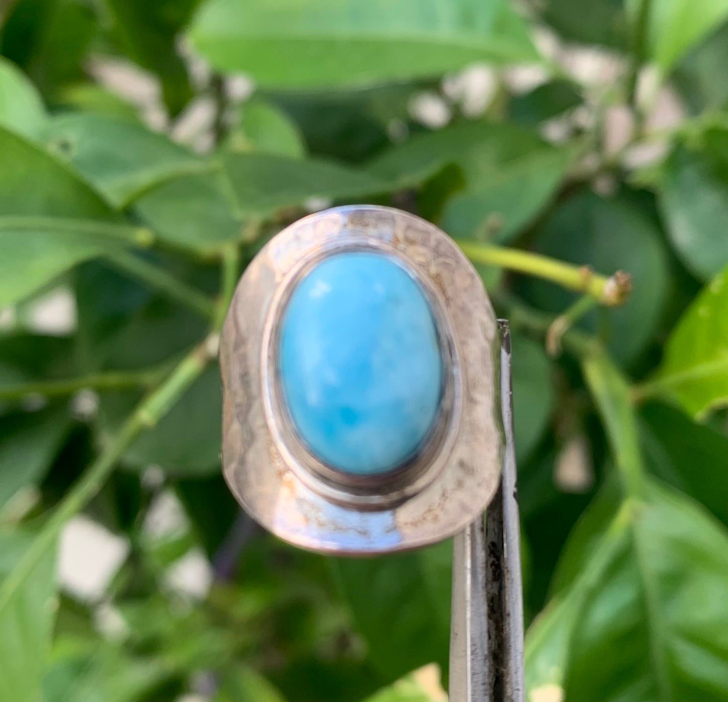 Bague en Larimar, montée Argent 0.925. Superbe pierre au bleu qui rappelle l'océan ! Très belle réalisation ! Taille réglable/ ajustable de 54 à 59 !