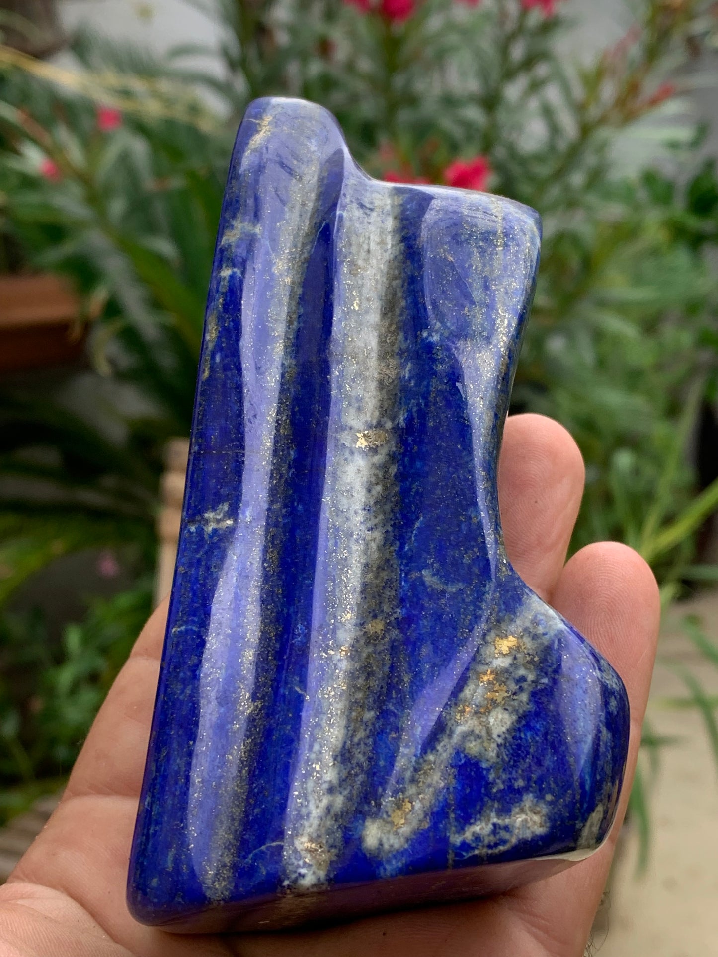 Lapis lazuli, forme libre polie de 131 x 68 x 48 mm - 706 grammes. Un bleu envoûtant et fascinant, pierre des pharaons !