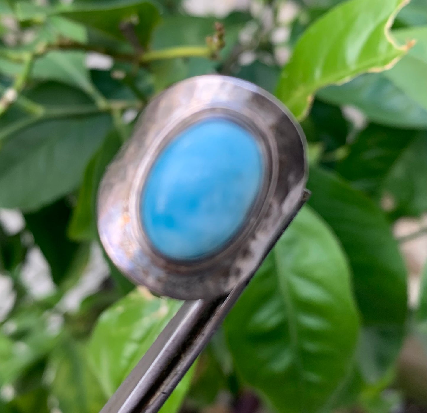 Bague en Larimar, montée Argent 0.925. Superbe pierre au bleu qui rappelle l'océan ! Très belle réalisation ! Taille réglable/ ajustable de 54 à 59 !