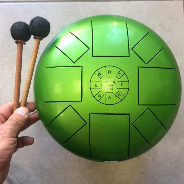 Tankdrum, 26cm de diamètre, 3 modèles au choix - A minor/ La mineur - C major/ Do majeur - G major/ Sol Majeur. Vendu avec 2 sticks, Top !! vendu avec une housse et 2 baguettes, parfait !