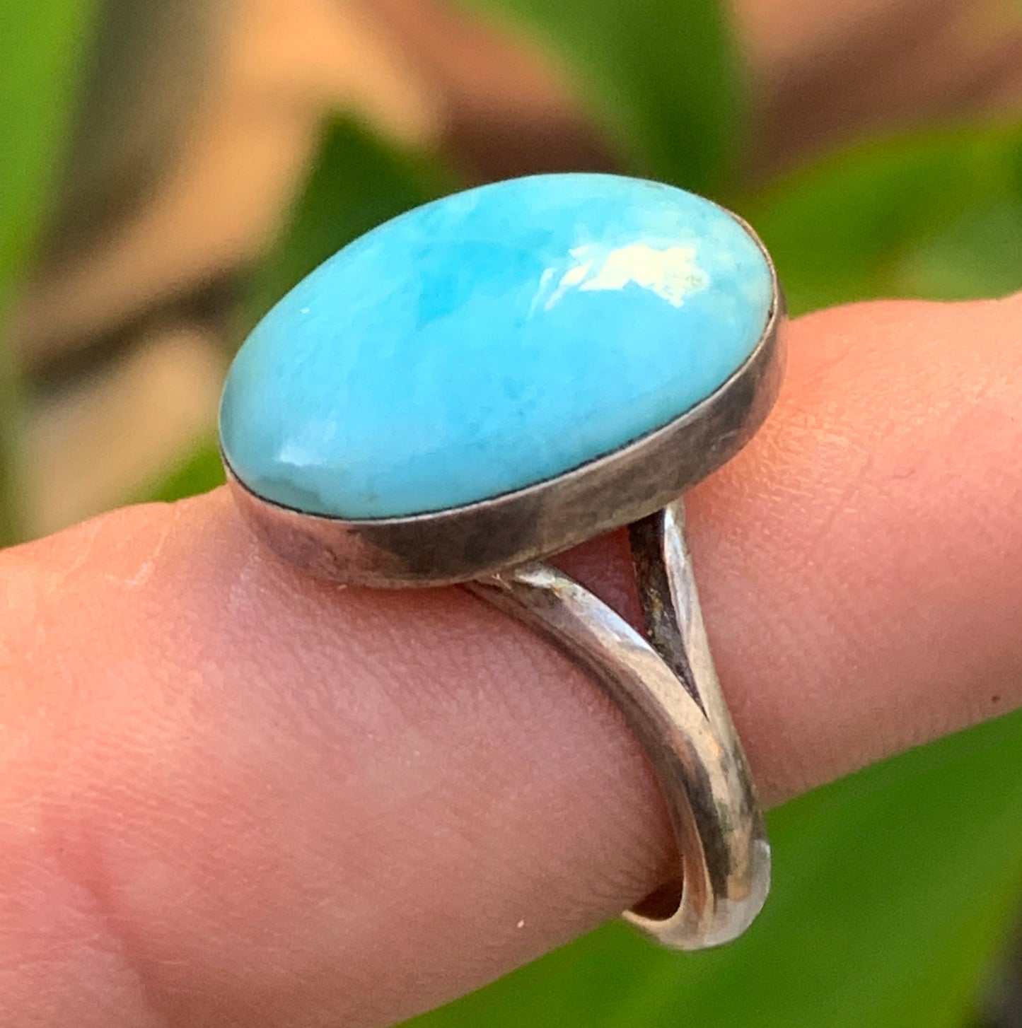Impressionnante bague en Larimar, montée Argent 0.925. Superbe pierre au bleu qui rappelle l'océan ! Très belle réalisation ! Taille 60 Fr.