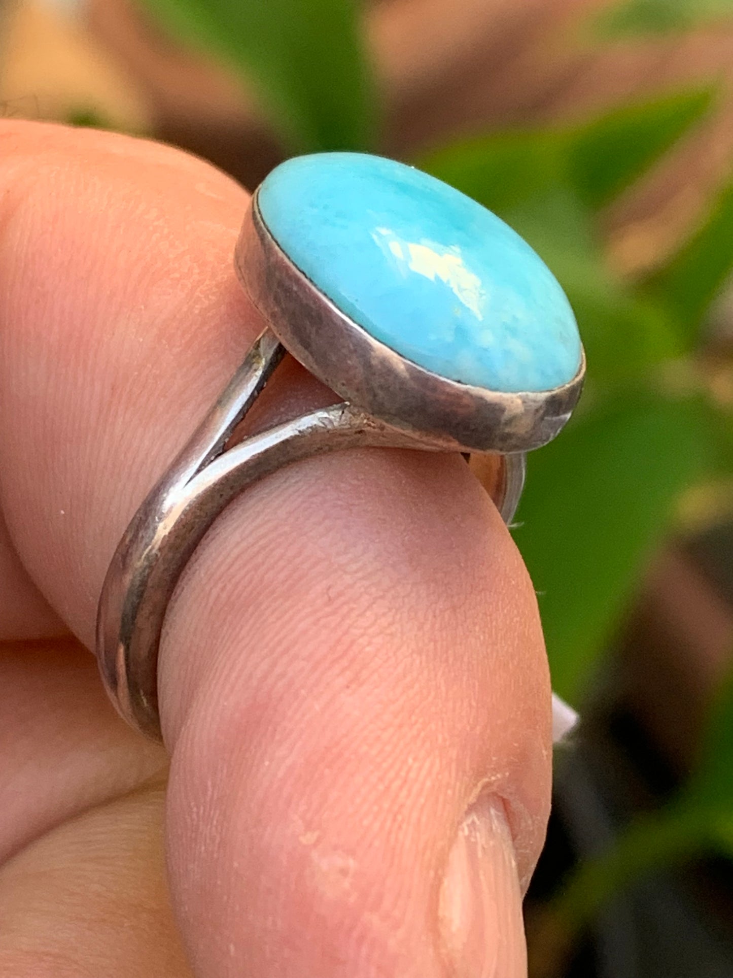 Impressionnante bague en Larimar, montée Argent 0.925. Superbe pierre au bleu qui rappelle l'océan ! Très belle réalisation ! Taille 60 Fr.