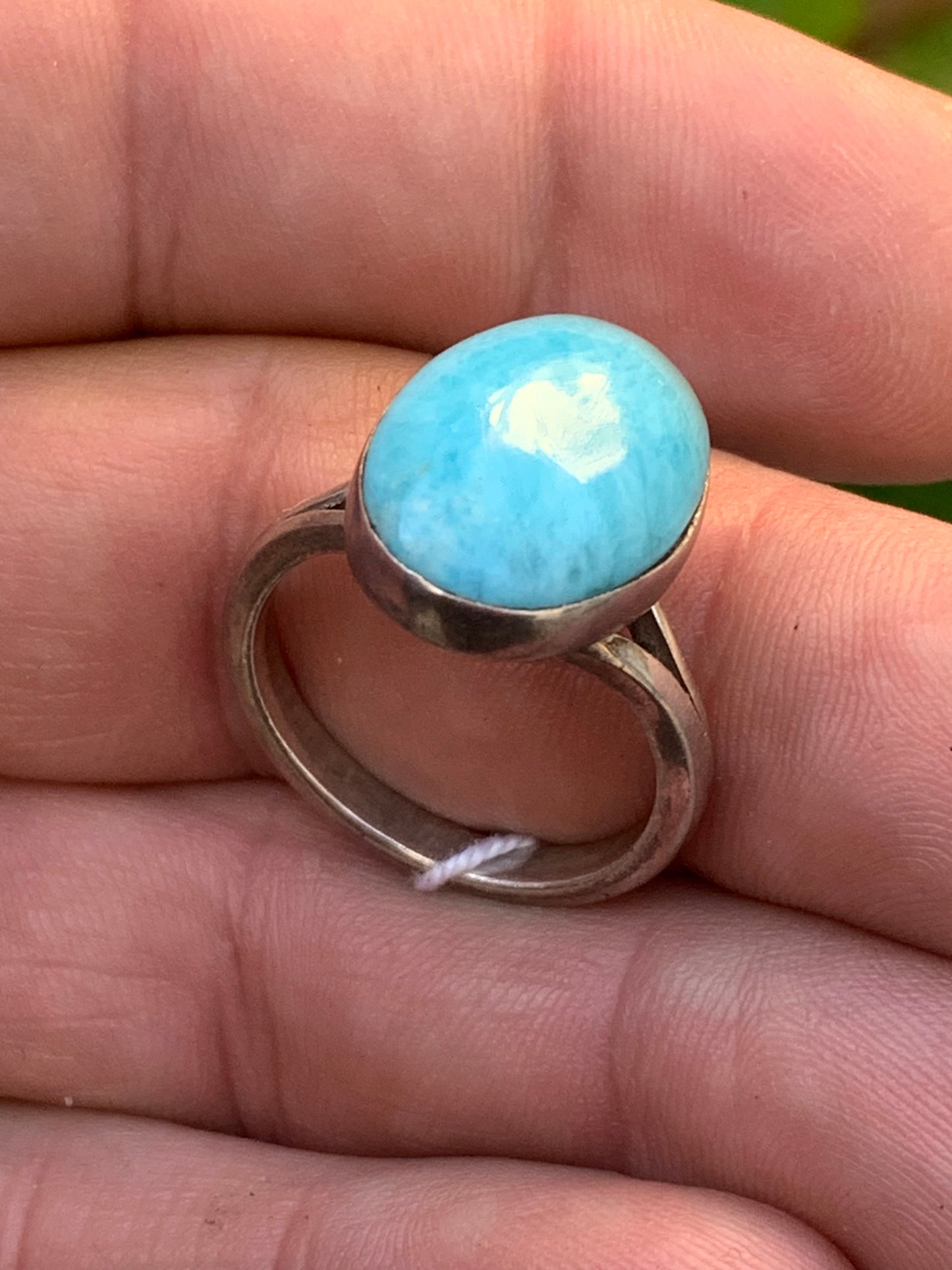 Impressionnante bague en Larimar, montée Argent 0.925. Superbe pierre au bleu qui rappelle l'océan ! Très belle réalisation ! Taille 60 Fr.