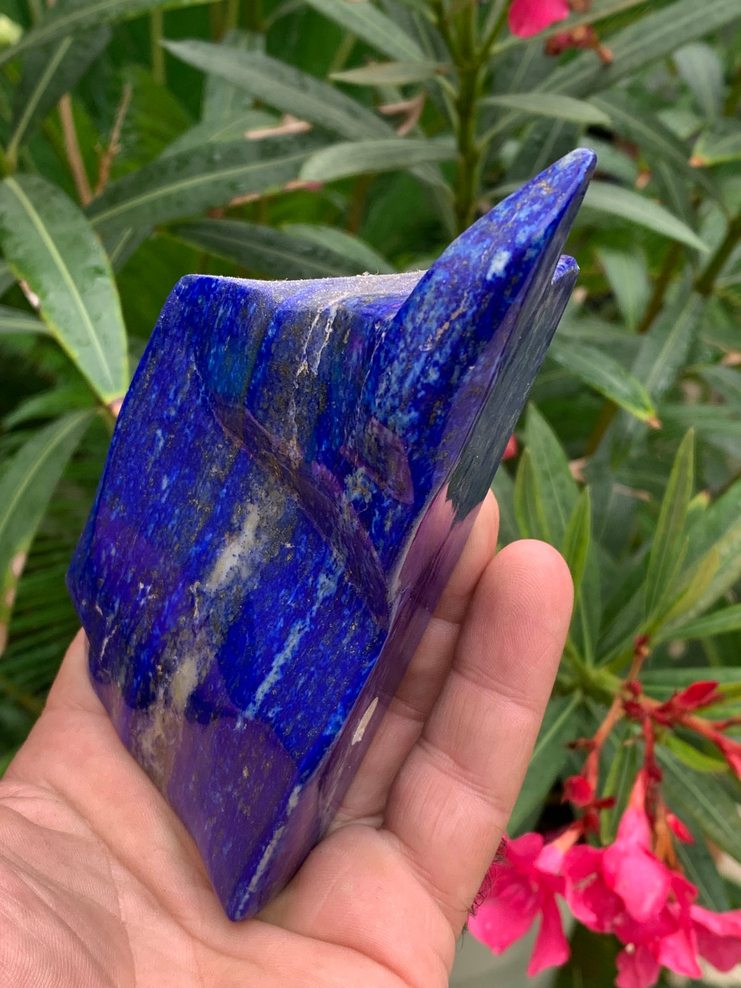 Lapis lazuli, forme libre polie de 135 x 71 x 42 mm - 479 grammes. Un bleu envoûtant et fascinant, pierre des pharaons !