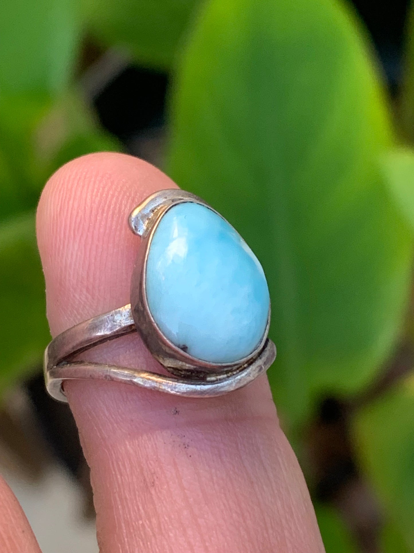 Élégante bague en Larimar, montée Argent 0.925. Superbe pierre au bleu qui rappelle l'océan ! Très belle réalisation ! Taille 50 Fr