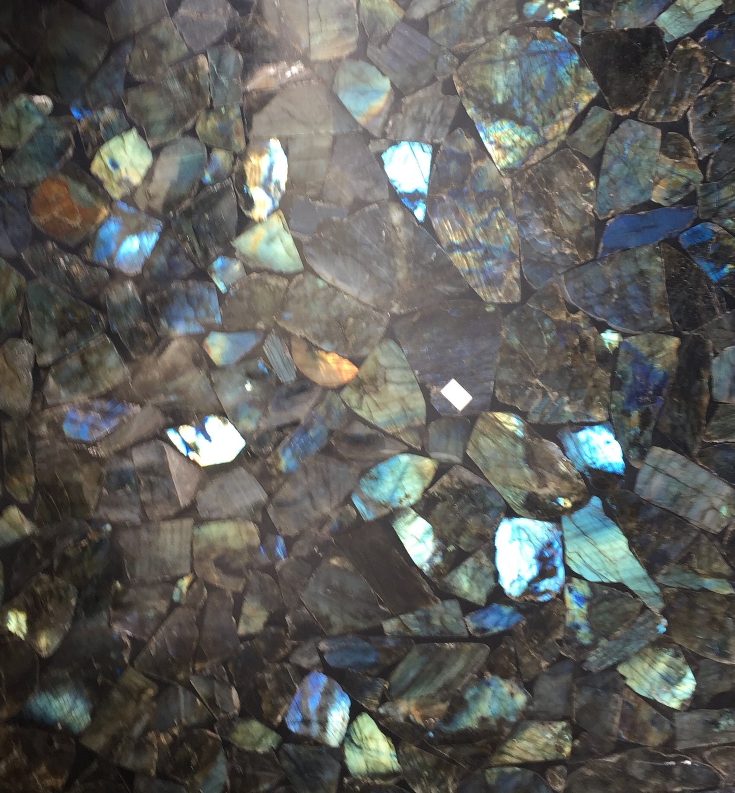 Table carré en Labradorite de 60 x 60 x 3 cm. Parfait pour fabriquer la table de vos rêves ou en décoration, exposition...