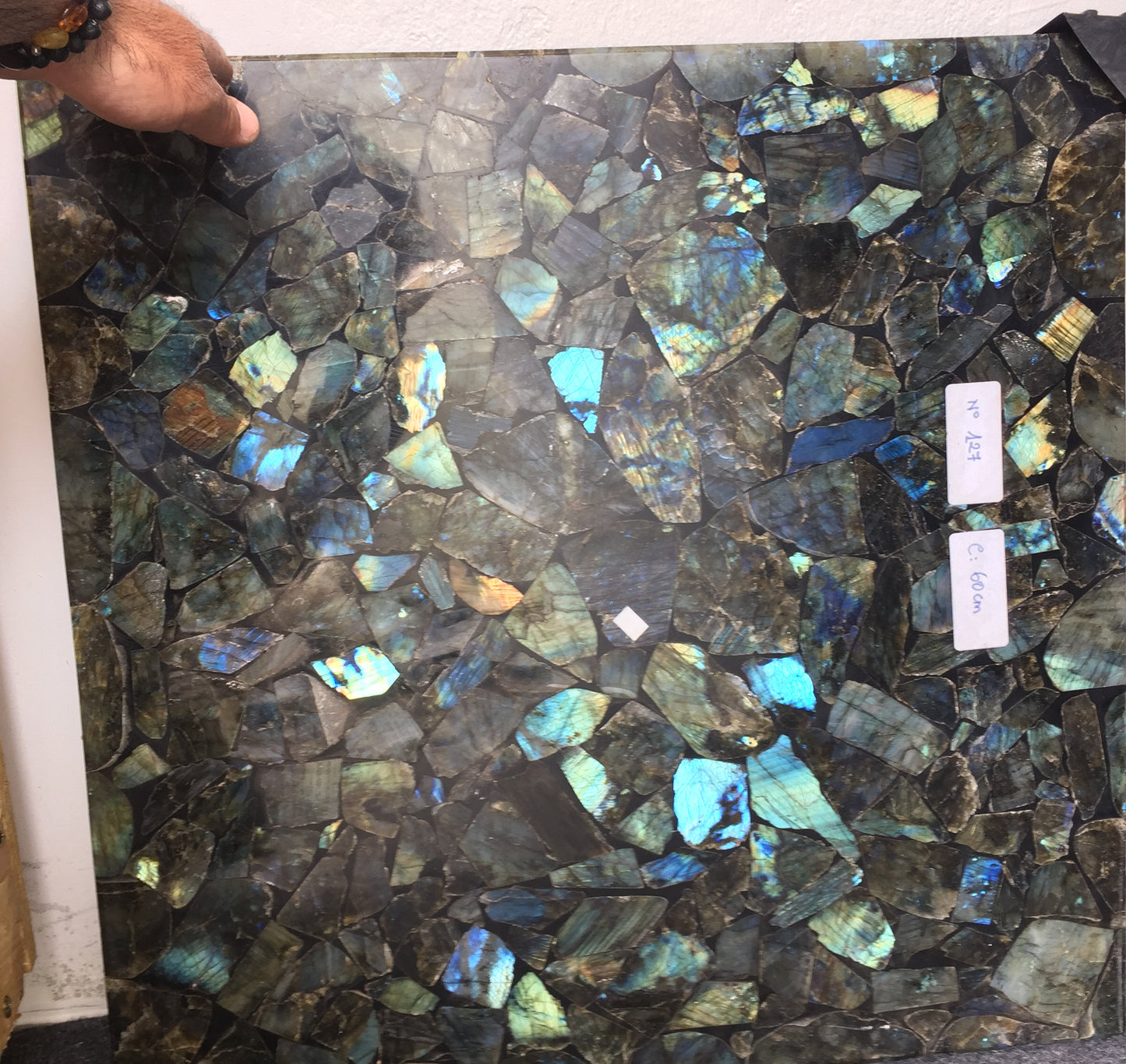 Table carré en Labradorite de 60 x 60 x 3 cm. Parfait pour fabriquer la table de vos rêves ou en décoration, exposition...