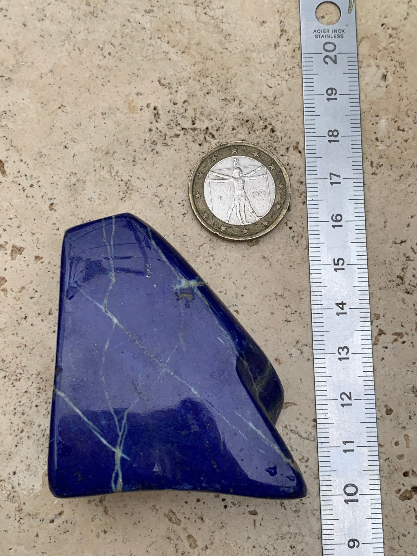 Lapis lazuli, forme libre polie de 57 x 49 x 24 mm - 142,3 grammes. Un bleu envoûtant et fascinant, pierre des pharaons !