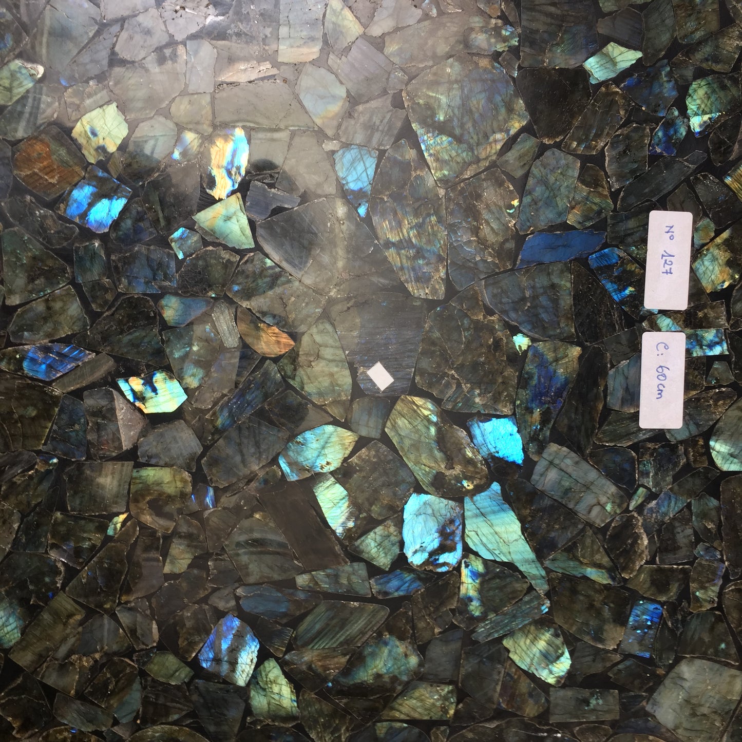 Table carré en Labradorite de 60 x 60 x 3 cm. Parfait pour fabriquer la table de vos rêves ou en décoration, exposition...