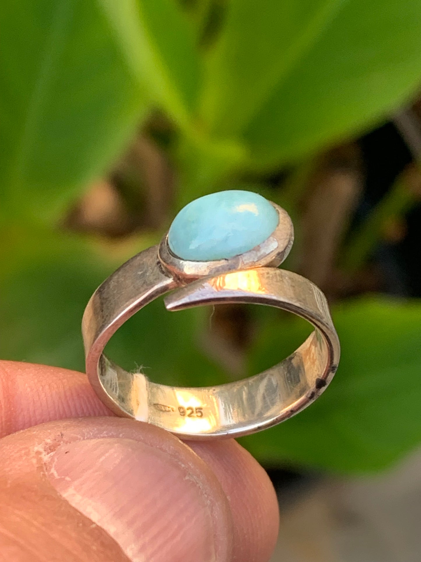 Superbe bague en Larimar, montée Argent 0.925. Superbe pierre au bleu qui rappelle l'océan ! Très belle réalisation ! Taille réglable/ ajustable de 52 à 59 !