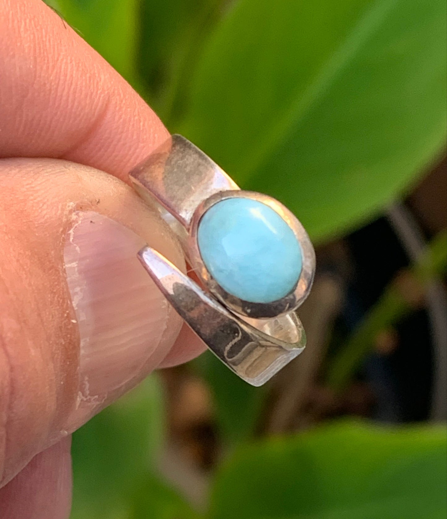 Superbe bague en Larimar, montée Argent 0.925. Superbe pierre au bleu qui rappelle l'océan ! Très belle réalisation ! Taille réglable/ ajustable de 52 à 59 !