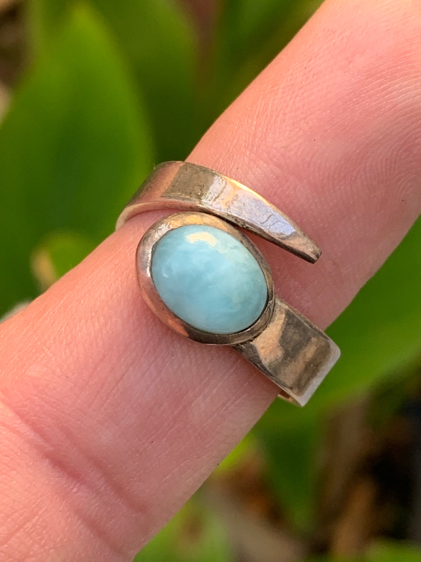 Superbe bague en Larimar, montée Argent 0.925. Superbe pierre au bleu qui rappelle l'océan ! Très belle réalisation ! Taille réglable/ ajustable de 52 à 59 !