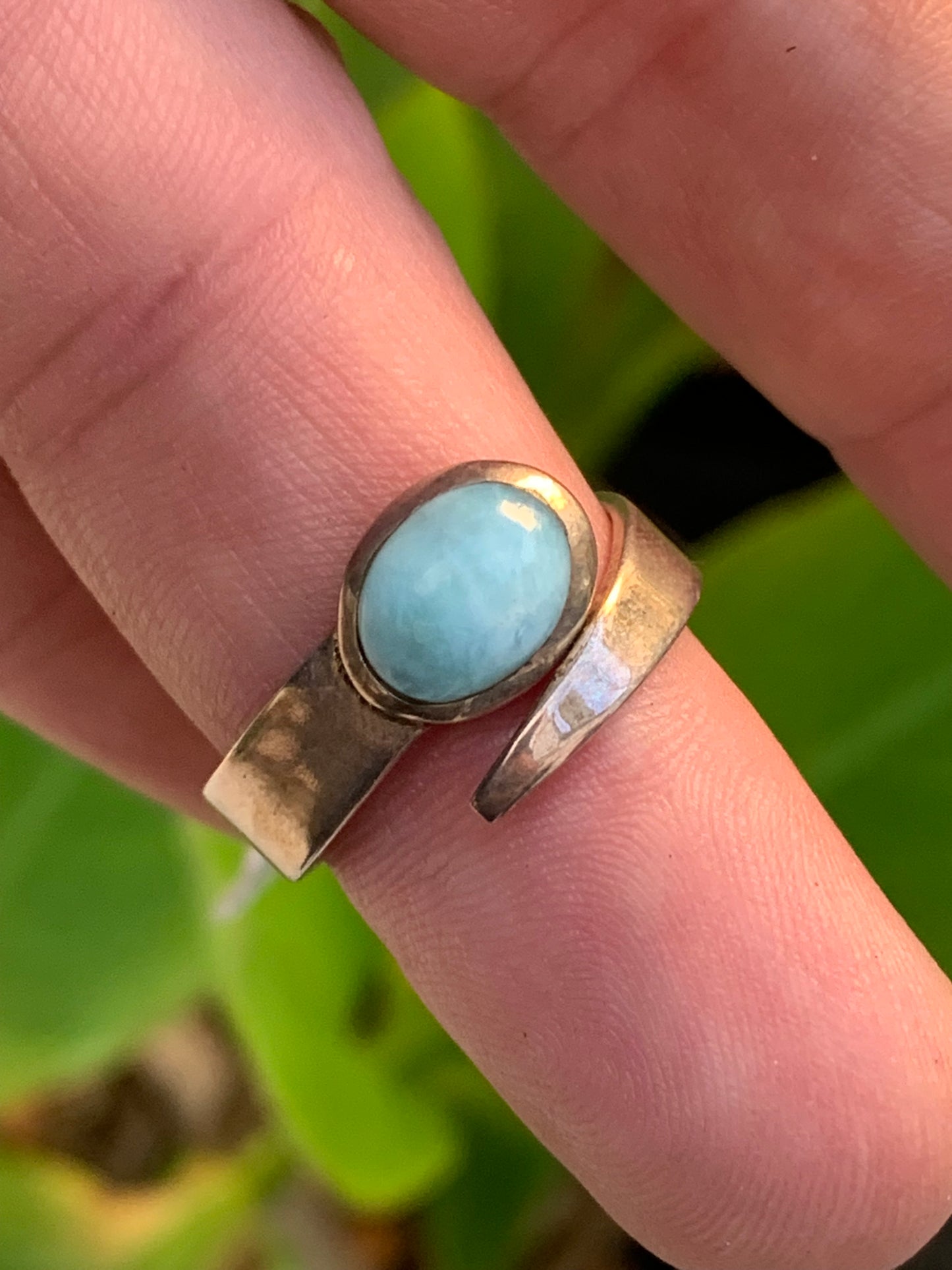 Superbe bague en Larimar, montée Argent 0.925. Superbe pierre au bleu qui rappelle l'océan ! Très belle réalisation ! Taille réglable/ ajustable de 52 à 59 !