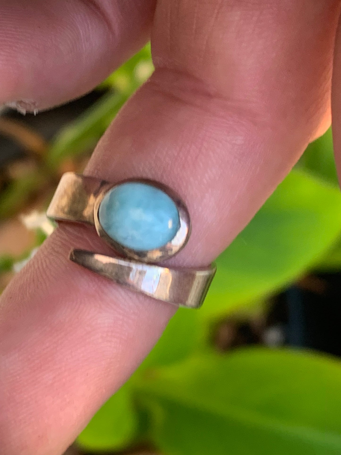 Superbe bague en Larimar, montée Argent 0.925. Superbe pierre au bleu qui rappelle l'océan ! Très belle réalisation ! Taille réglable/ ajustable de 52 à 59 !