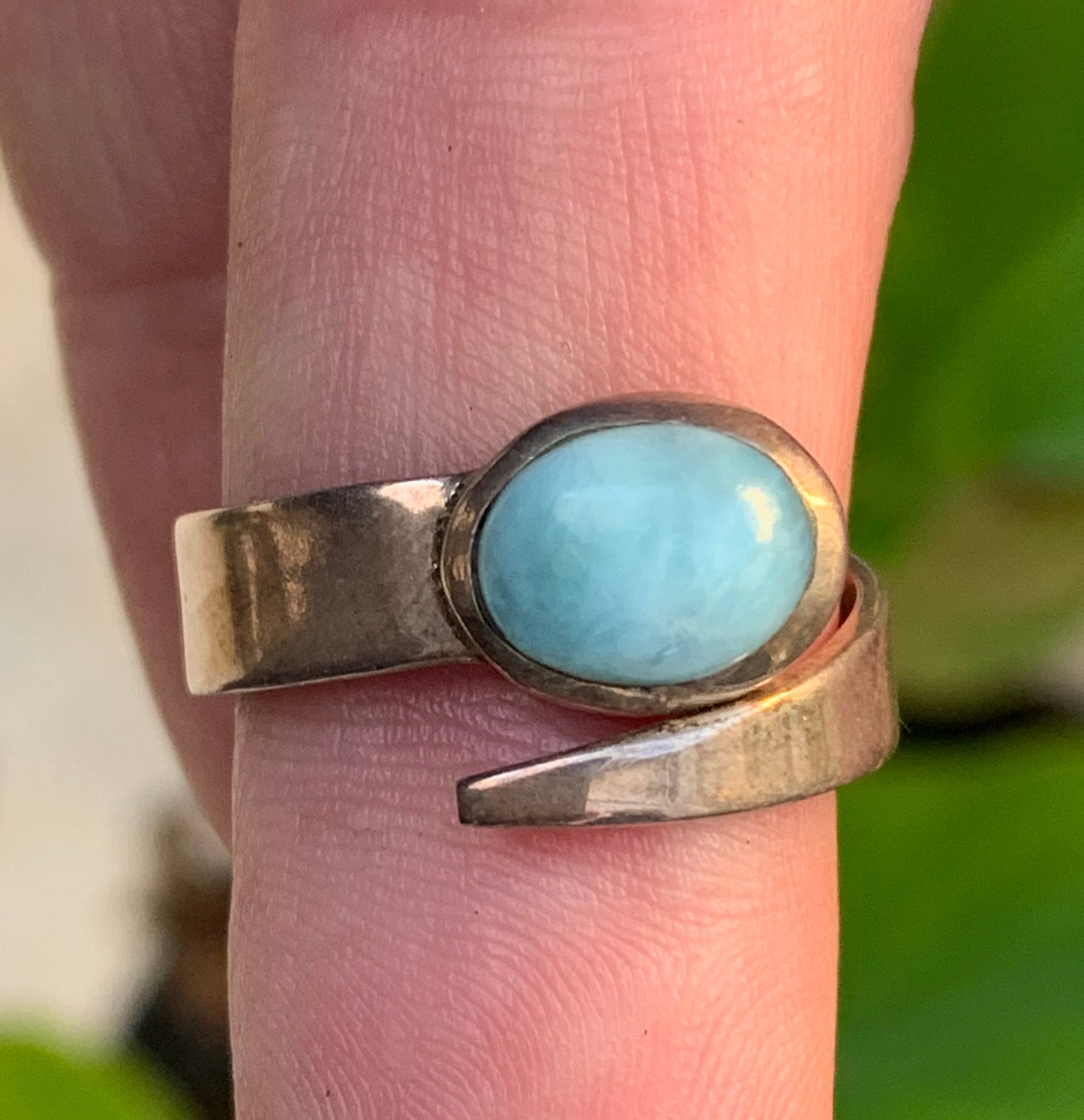 Superbe bague en Larimar, montée Argent 0.925. Superbe pierre au bleu qui rappelle l'océan ! Très belle réalisation ! Taille réglable/ ajustable de 52 à 59 !