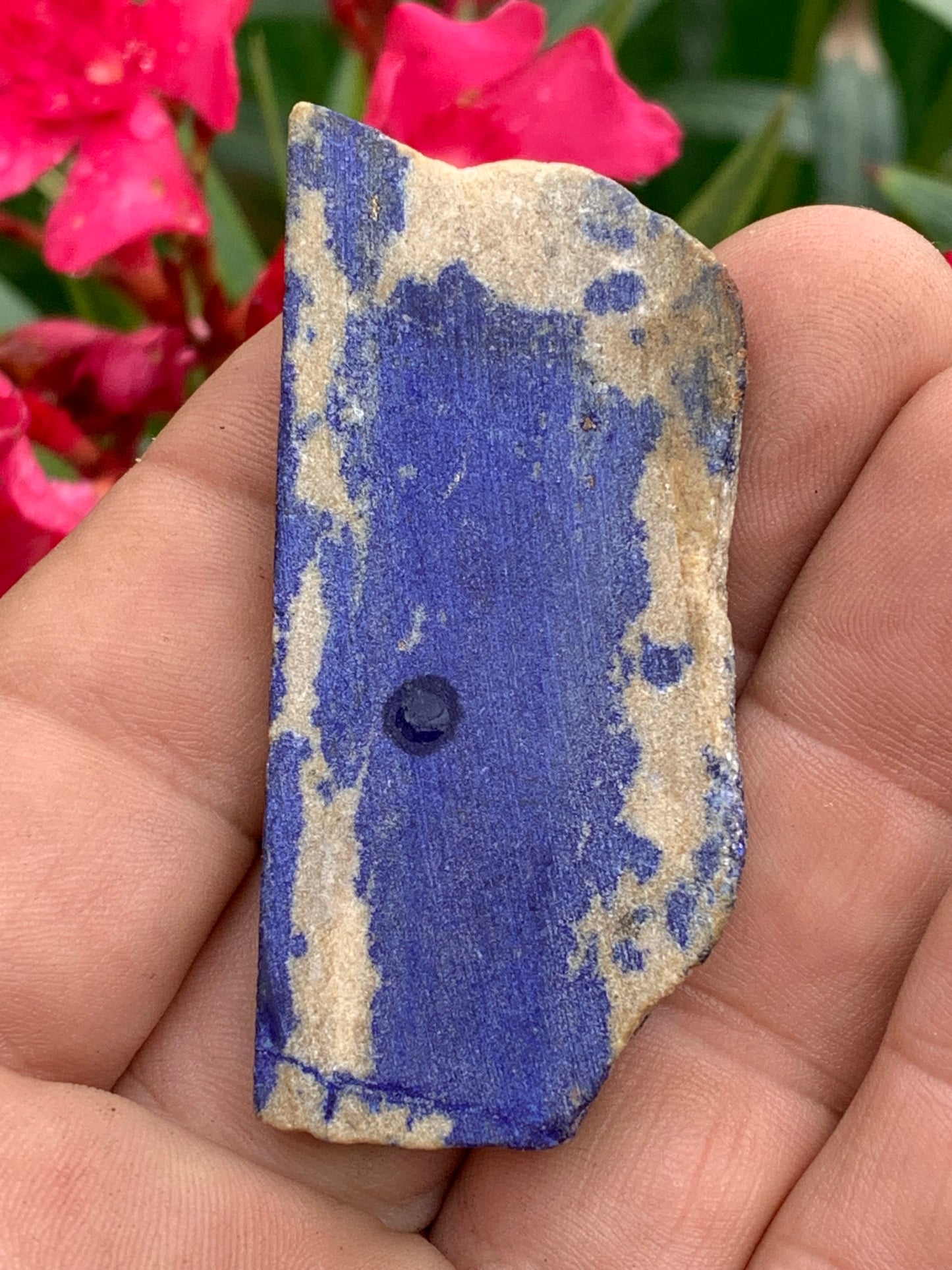 Lapis lazuli, tranche brute et natruelle de 65 x 30 x 9 mm - 33 grammes. Un bleu envoûtant et fascinant, pierre des pharaons !