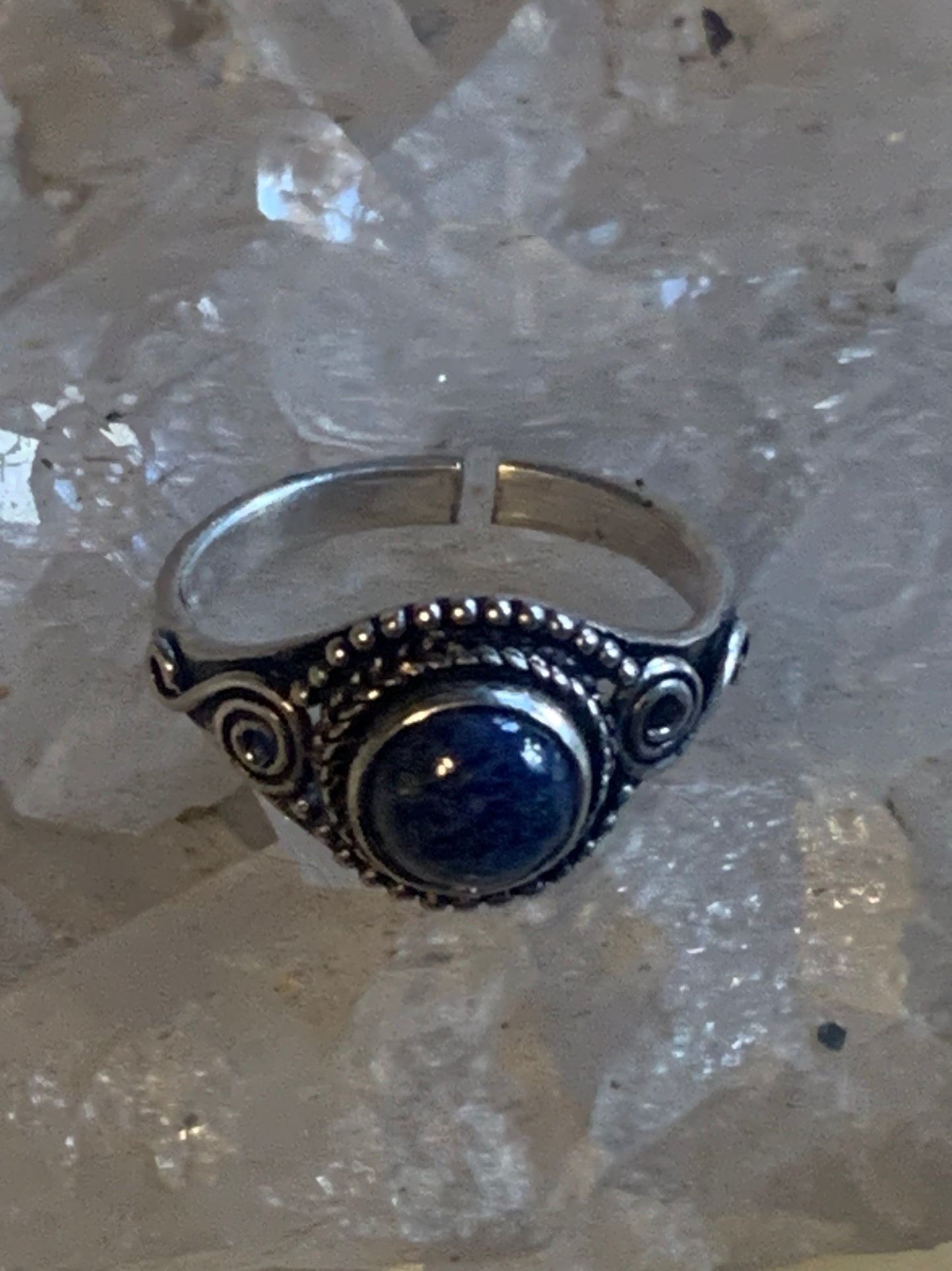 Bague en lapis lazuli, en laiton couleur Argent. Superbe pierre au bleu pharaon ! Réglable de la taille 54 à 60 Fr.