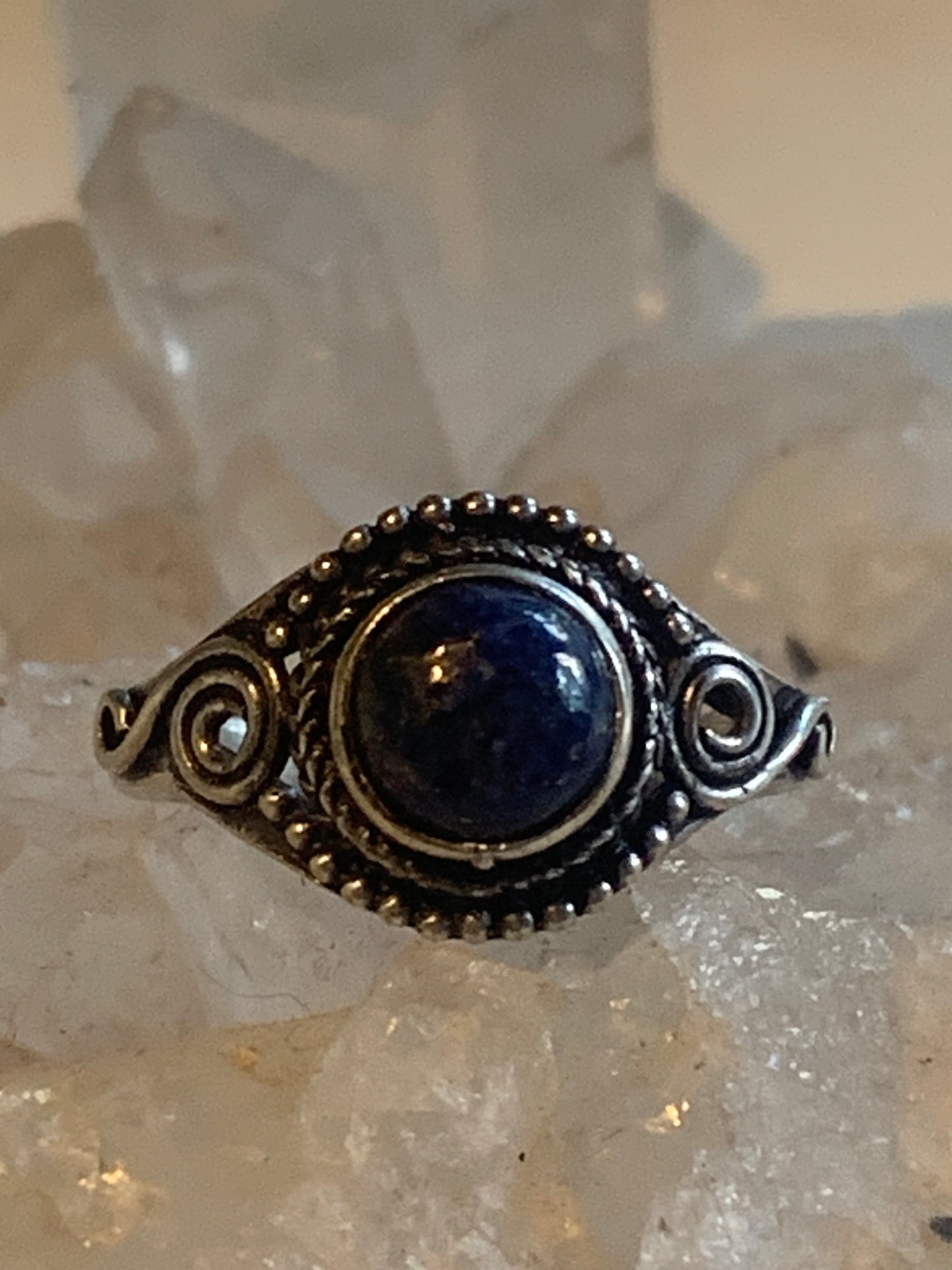 Bague en lapis lazuli, en laiton couleur Argent. Superbe pierre au bleu pharaon ! Réglable de la taille 54 à 60 Fr.