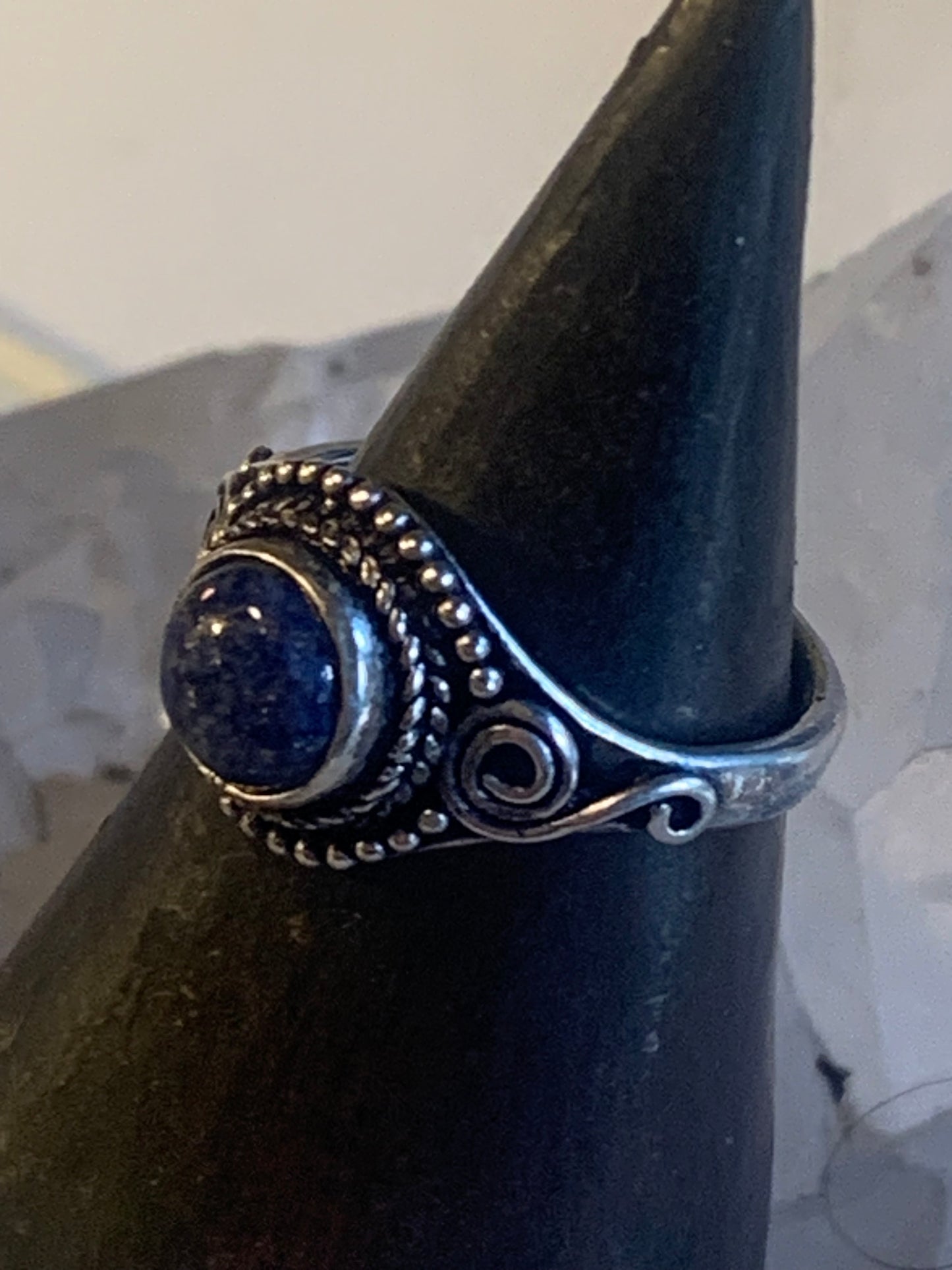 Bague en lapis lazuli, en laiton couleur Argent. Superbe pierre au bleu pharaon ! Réglable de la taille 54 à 60 Fr.