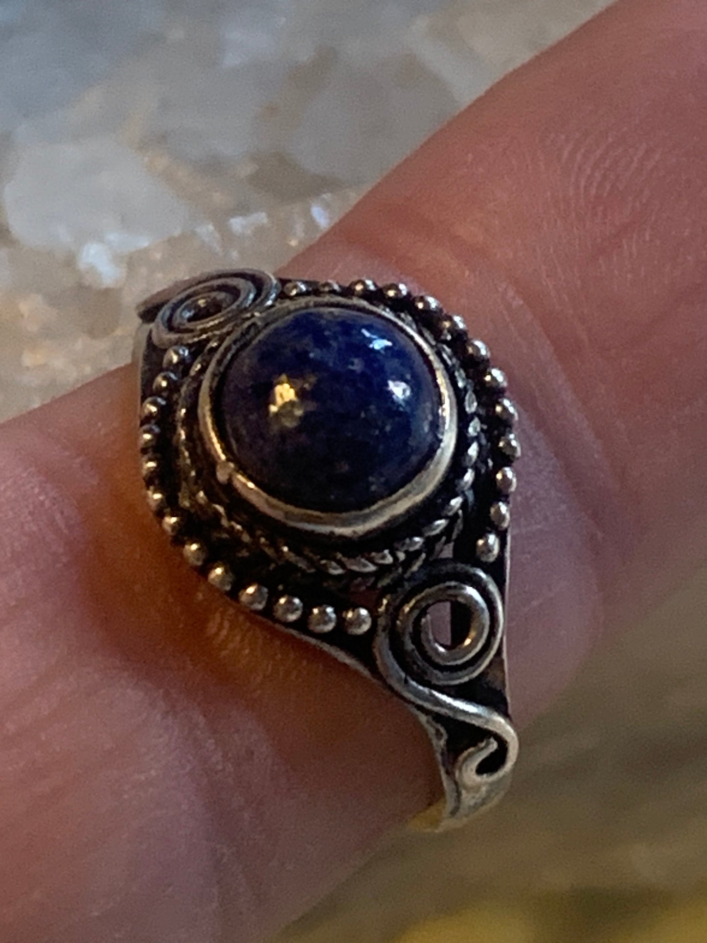 Bague en lapis lazuli, en laiton couleur Argent. Superbe pierre au bleu pharaon ! Réglable de la taille 54 à 60 Fr.