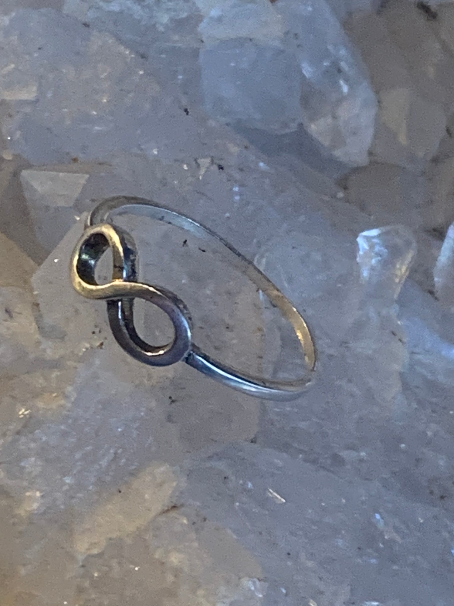 Bague avec symbole 'infini'. Fait en Argent 0.925. Superbe petite pièce fine et élégante ! Taille 56