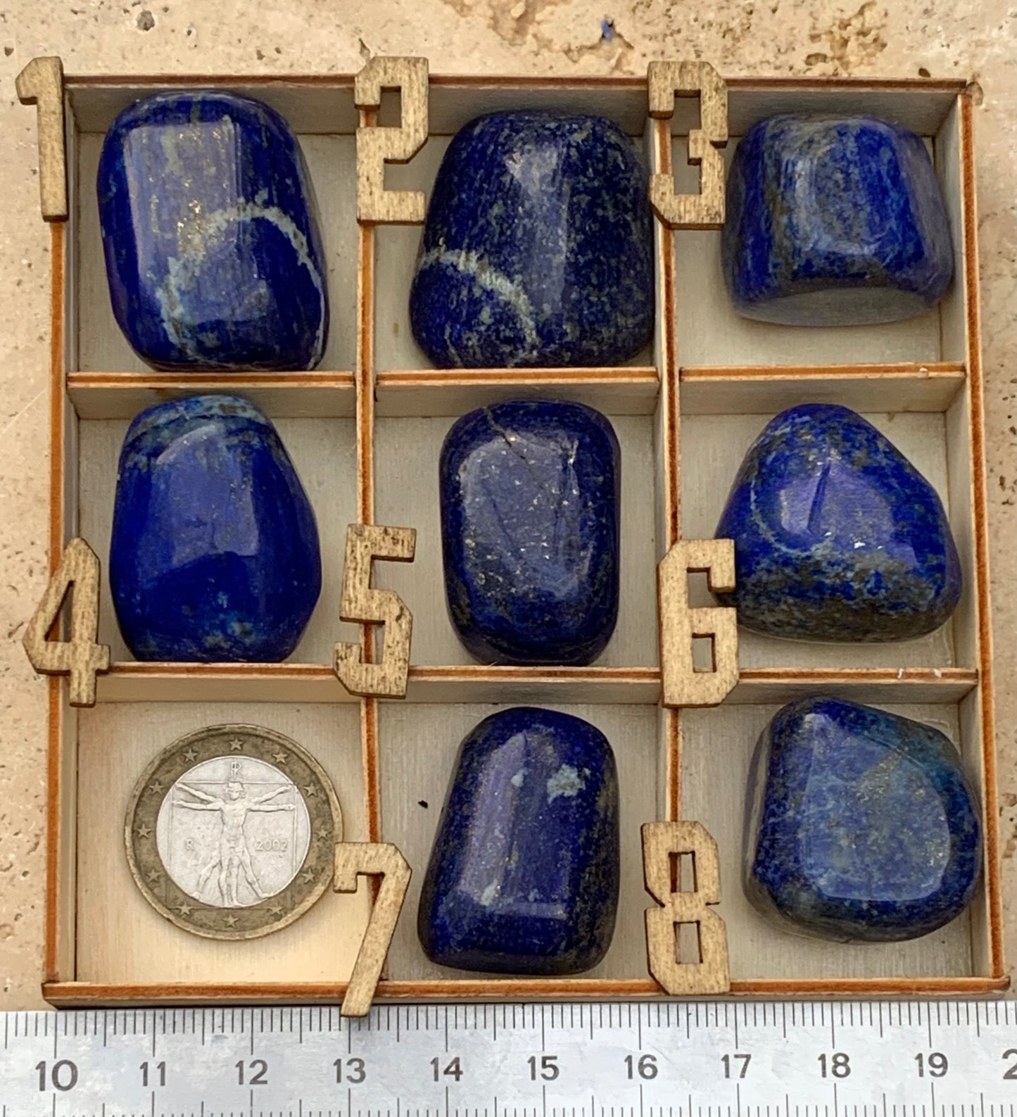 Lapis lazuli, pierres roulées de 30 x 20 x 15 mm - 20 grammes environ. Un bleu envoûtant et fascinant, pierre des pharaons !