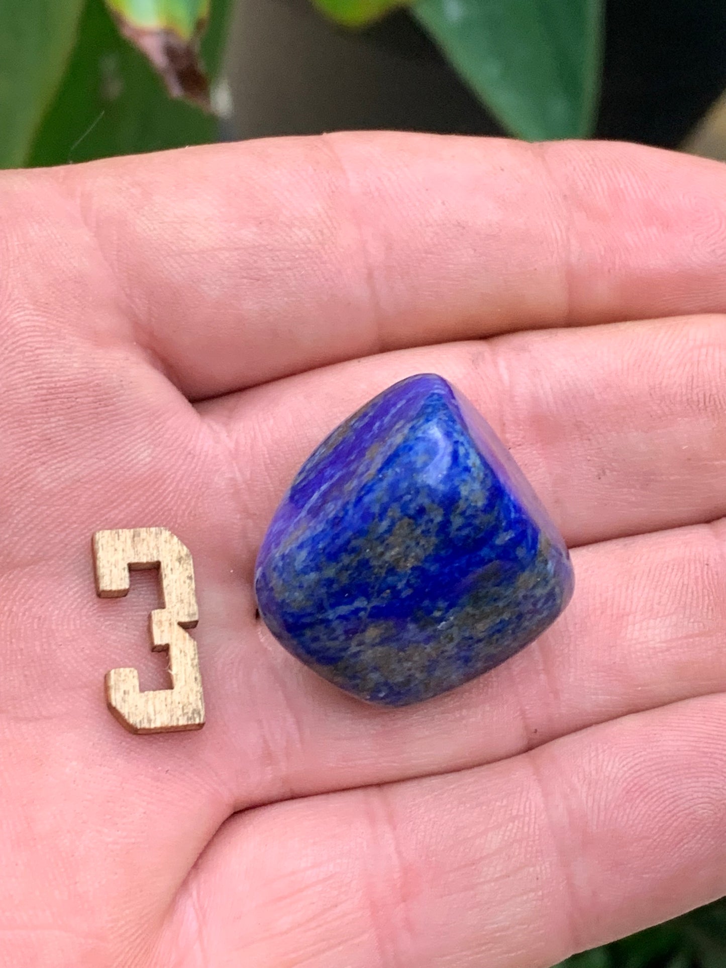 Lapis lazuli, pierres roulées de 30 x 20 x 15 mm - 20 grammes environ. Un bleu envoûtant et fascinant, pierre des pharaons !