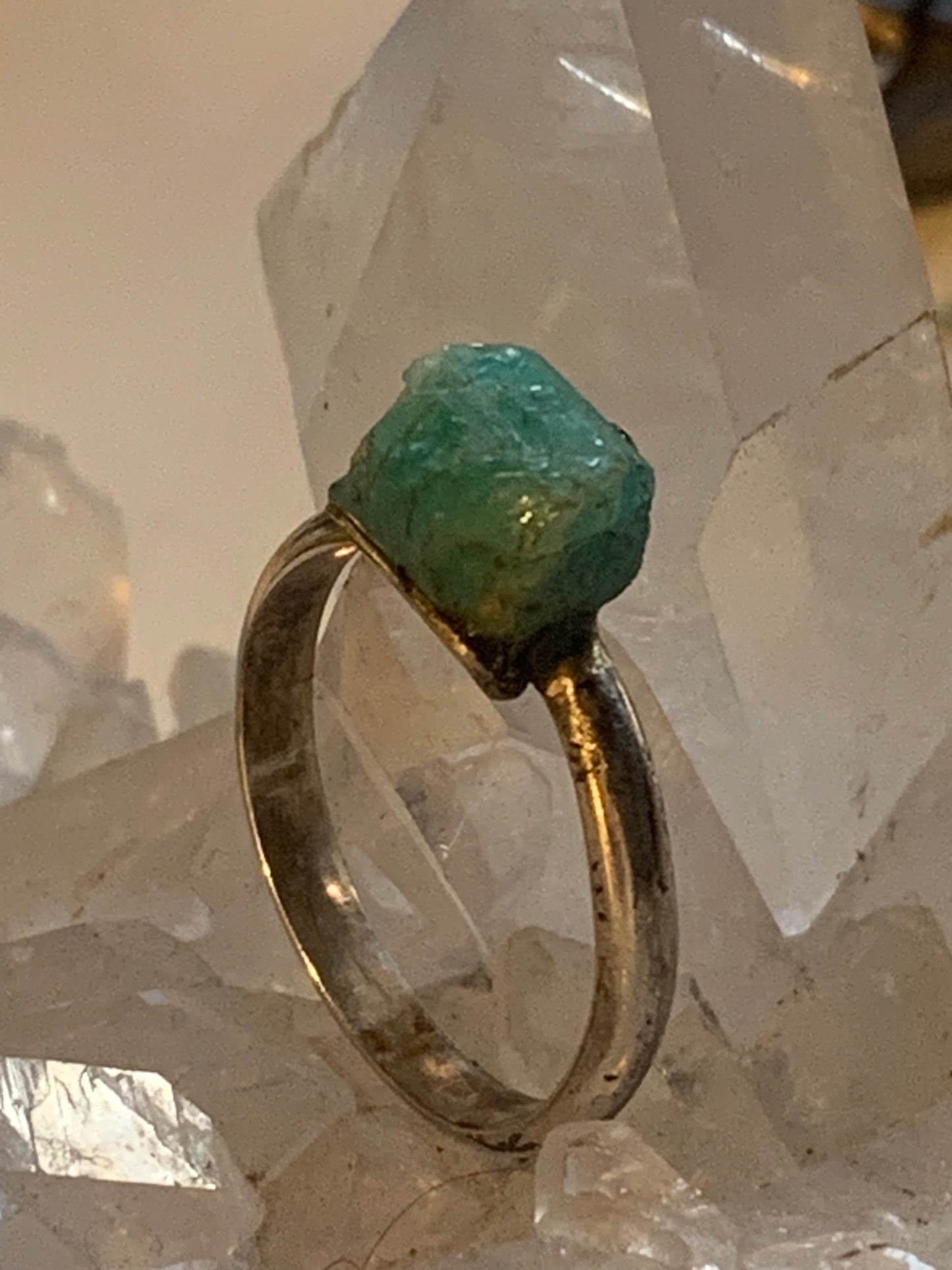 Bague en Emeraude fabriqué en Argent 0.925. Pierre brute en provenance de Colombie, les plus belles du monde ! Réglable de la taille 56 Fr.