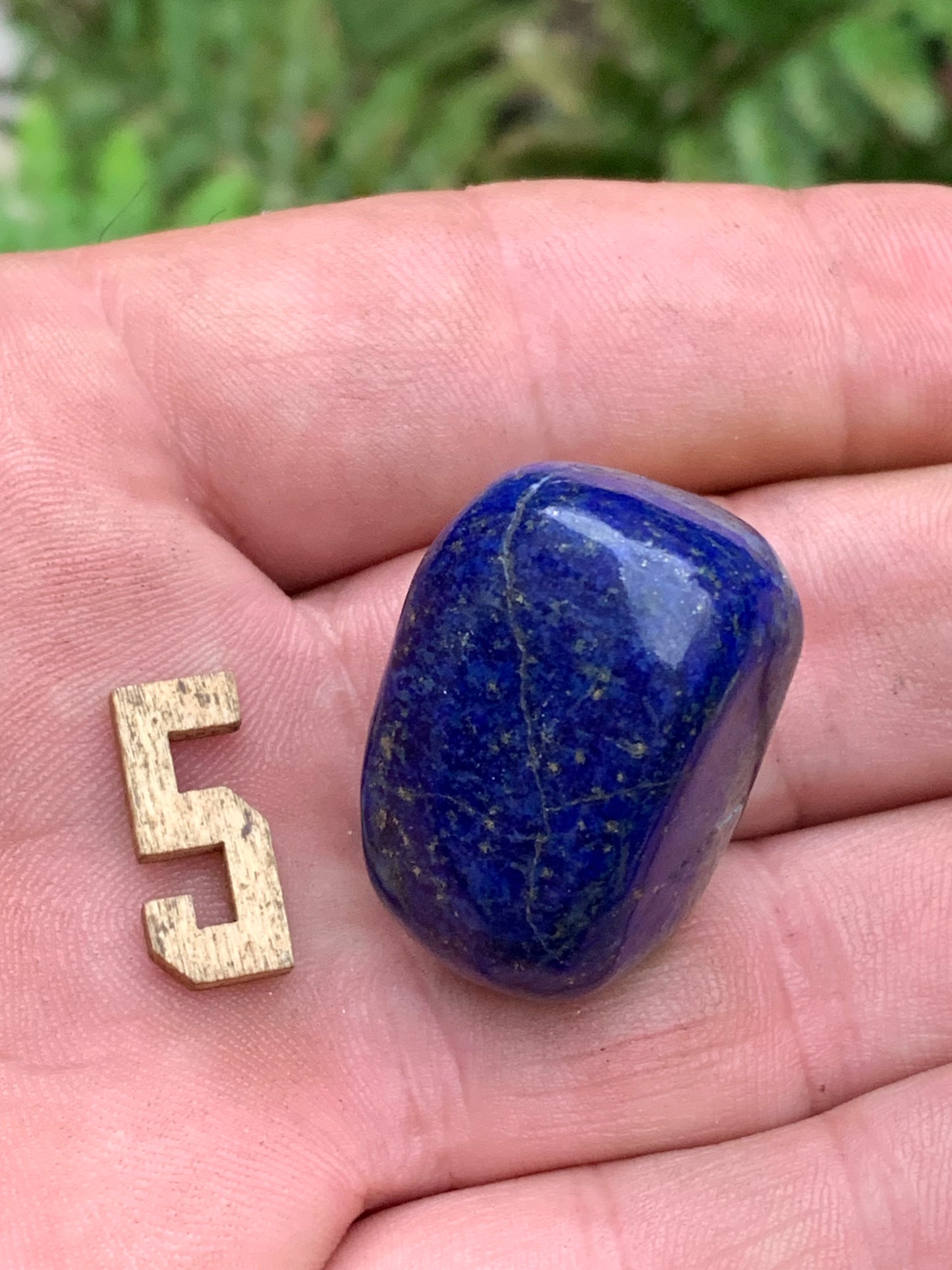 Lapis lazuli, pierres roulées de 30 x 20 x 15 mm - 20 grammes environ. Un bleu envoûtant et fascinant, pierre des pharaons !
