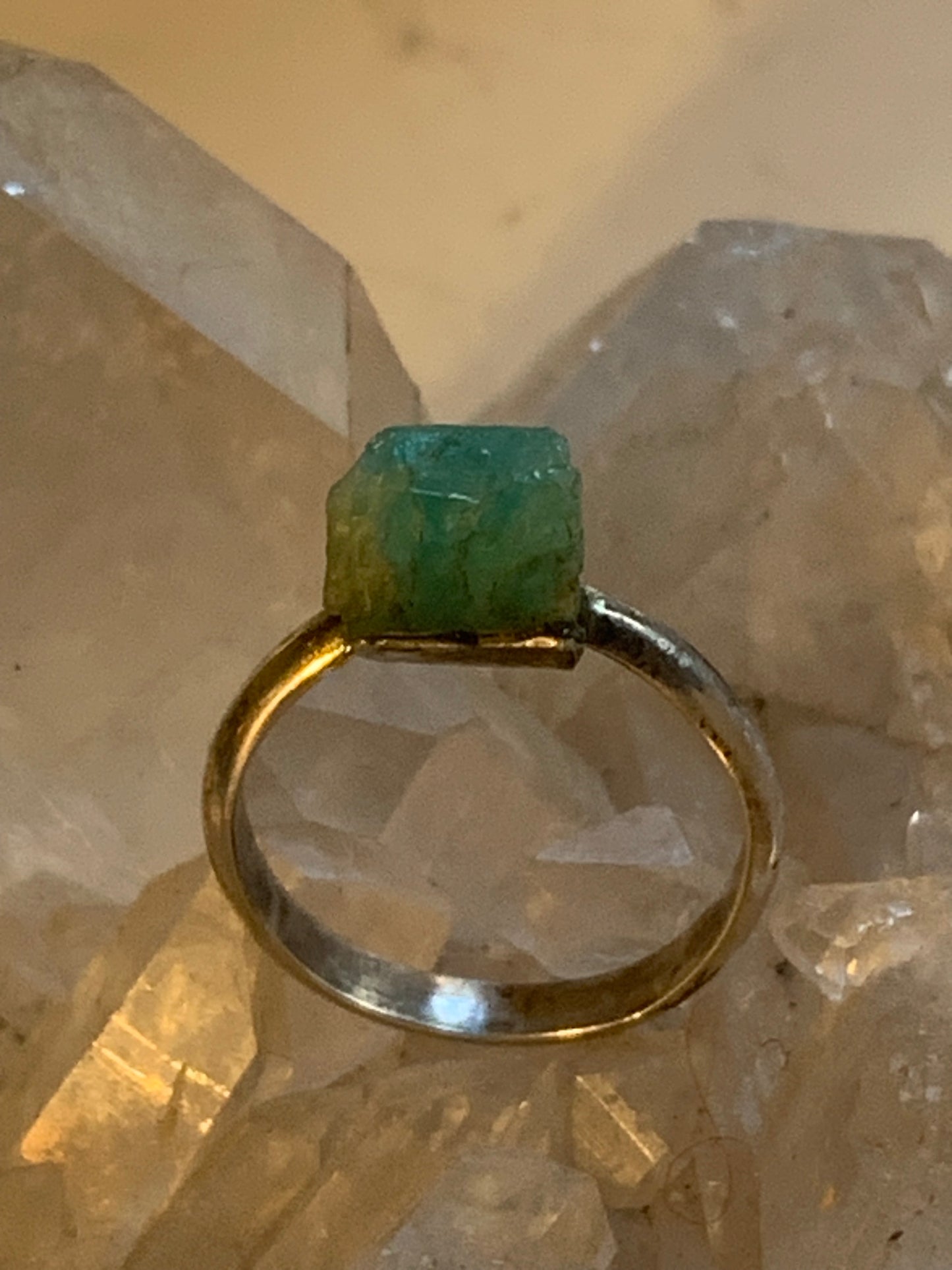 Bague en Emeraude fabriqué en Argent 0.925. Pierre brute en provenance de Colombie, les plus belles du monde ! Réglable de la taille 56 Fr.