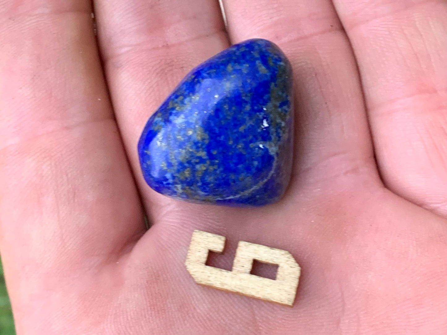 Lapis lazuli, pierres roulées de 30 x 20 x 15 mm - 20 grammes environ. Un bleu envoûtant et fascinant, pierre des pharaons !