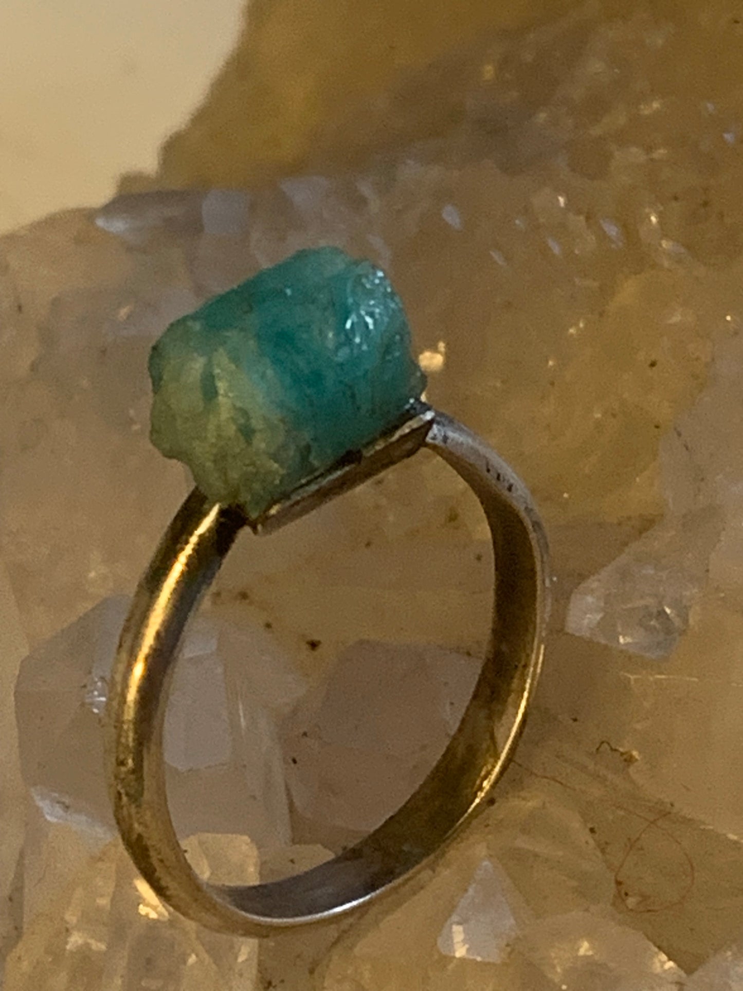 Bague en Emeraude fabriqué en Argent 0.925. Pierre brute en provenance de Colombie, les plus belles du monde ! Réglable de la taille 56 Fr.