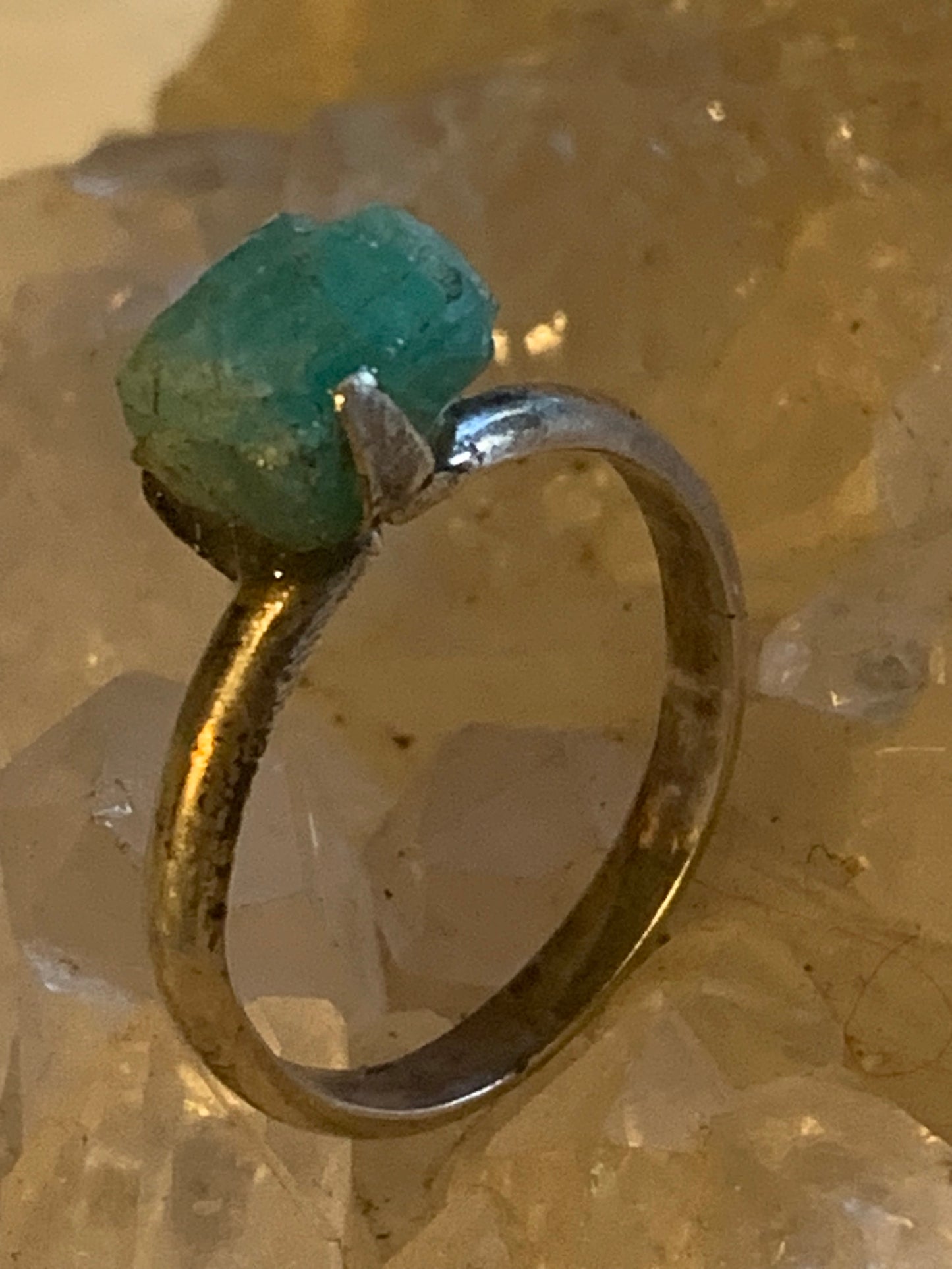 Bague en Emeraude fabriqué en Argent 0.925. Pierre brute en provenance de Colombie, les plus belles du monde ! Réglable de la taille 56 Fr.