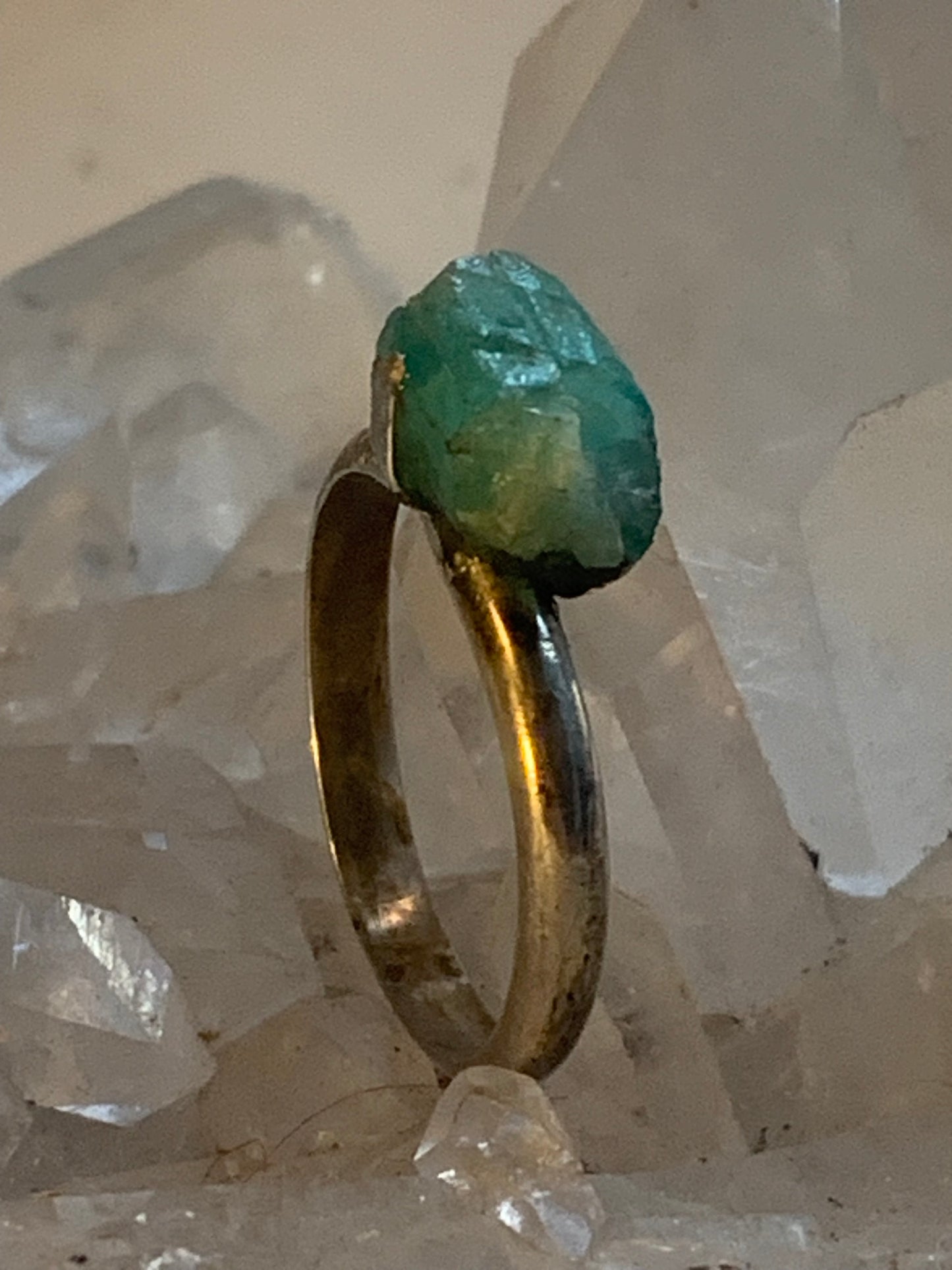 Bague en Emeraude fabriqué en Argent 0.925. Pierre brute en provenance de Colombie, les plus belles du monde ! Réglable de la taille 56 Fr.