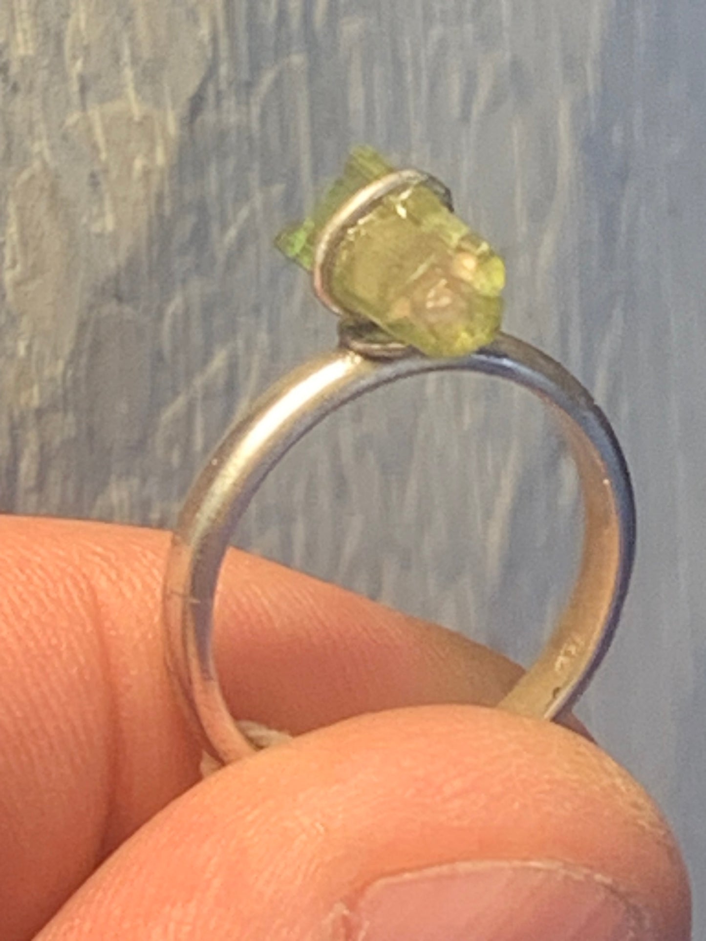 Watermelon tourmaline ring, in 0.925 silver. Superb raw stone of Afghan origin! Adjustable from size 53 to 60 Fr.