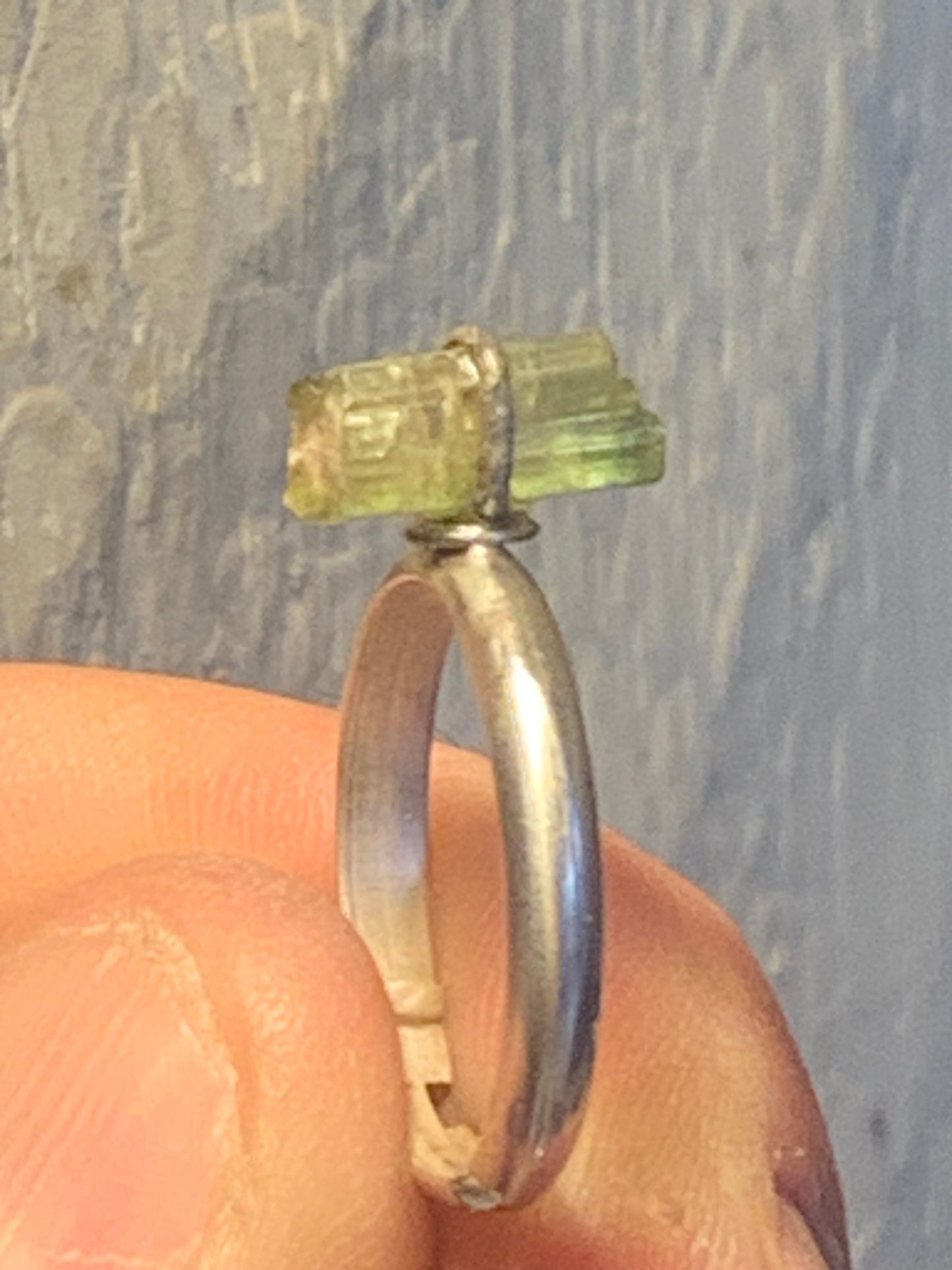 Watermelon tourmaline ring, in 0.925 silver. Superb raw stone of Afghan origin! Adjustable from size 53 to 60 Fr.