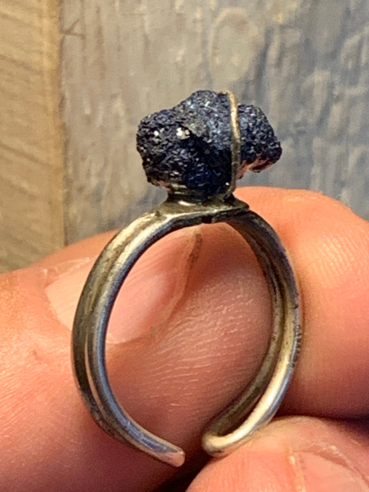 Bague en Azurite, en Argent 0.925. Superbe pierre brute à l'origine du lapis lazuli ! Réglable de la taille 53 à 60 Fr.