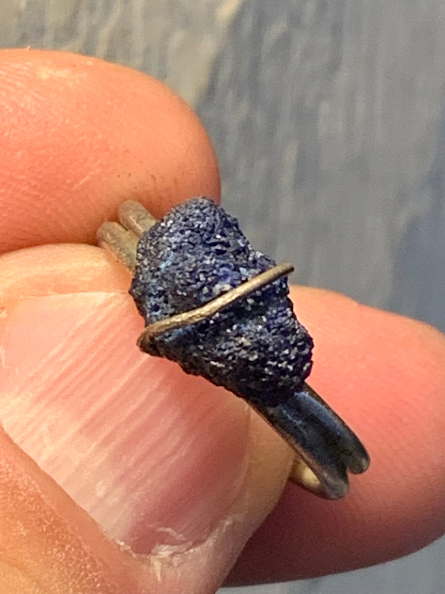 Bague en Azurite, en Argent 0.925. Superbe pierre brute à l'origine du lapis lazuli ! Réglable de la taille 53 à 60 Fr.
