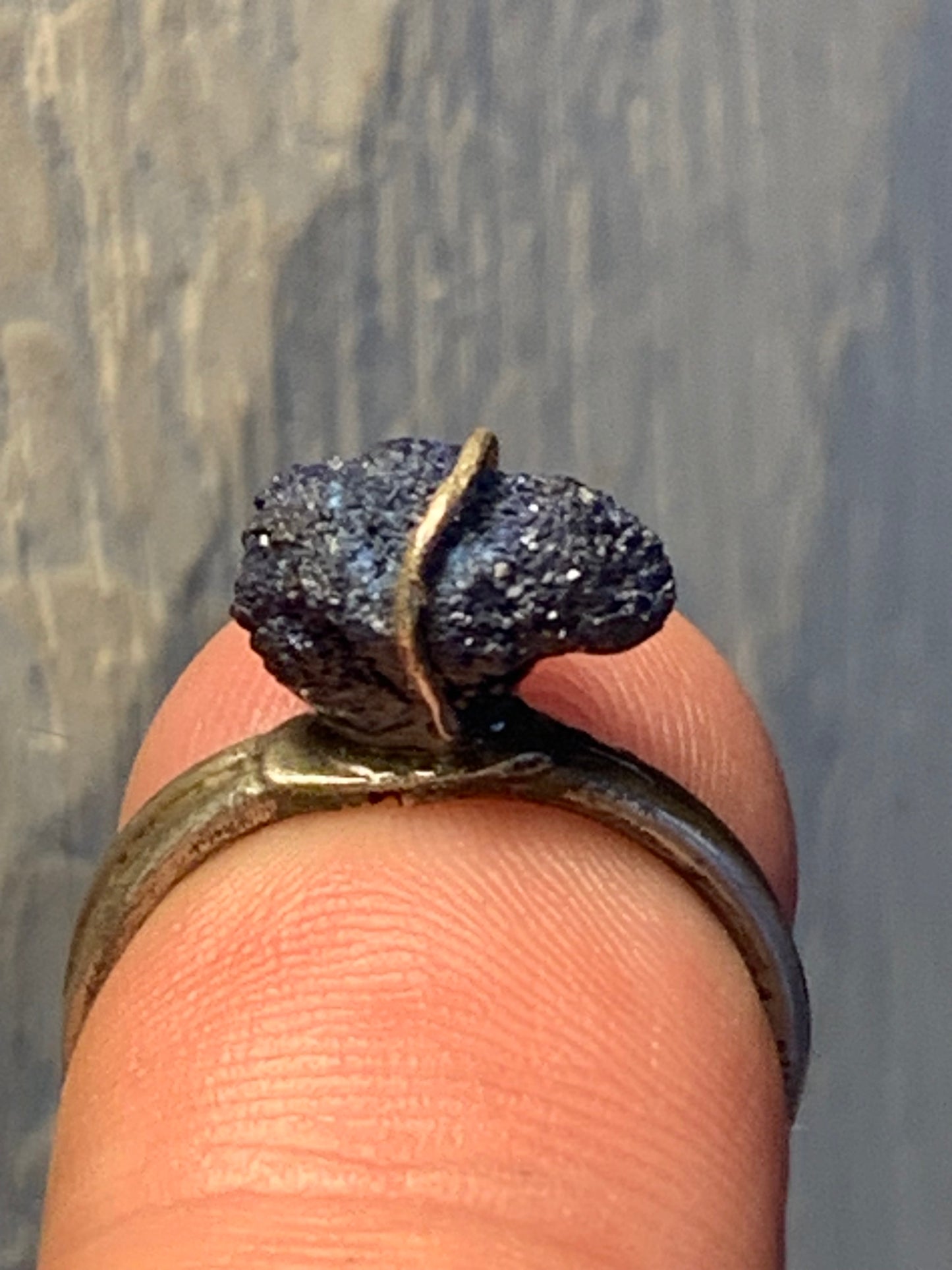 Bague en Azurite, en Argent 0.925. Superbe pierre brute à l'origine du lapis lazuli ! Réglable de la taille 53 à 60 Fr.