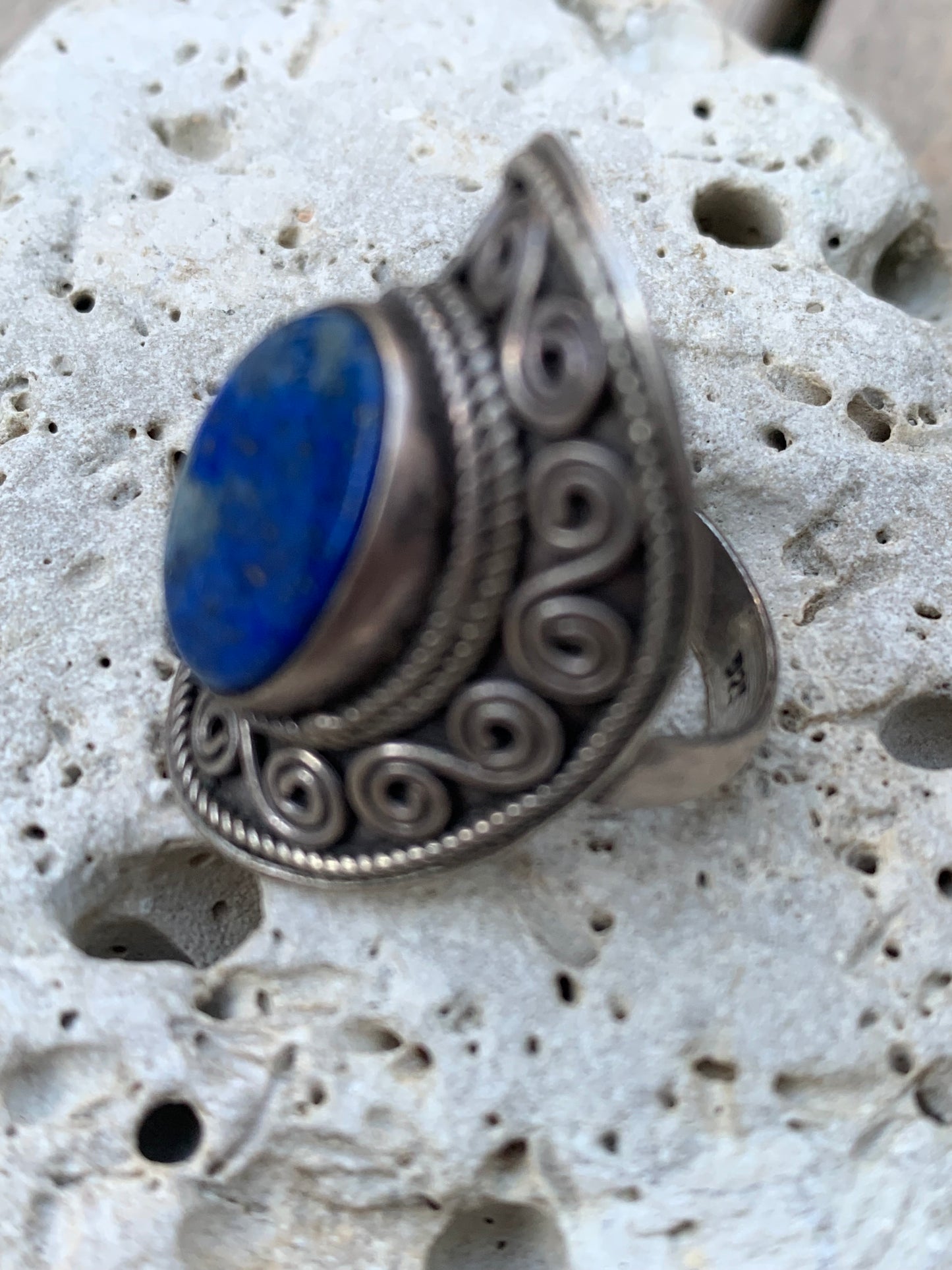 Bague en Lapis lazuli, faîte en Argent 0.925. Superbe pierre au bleu pharaon ! Taille 59 Fr.
