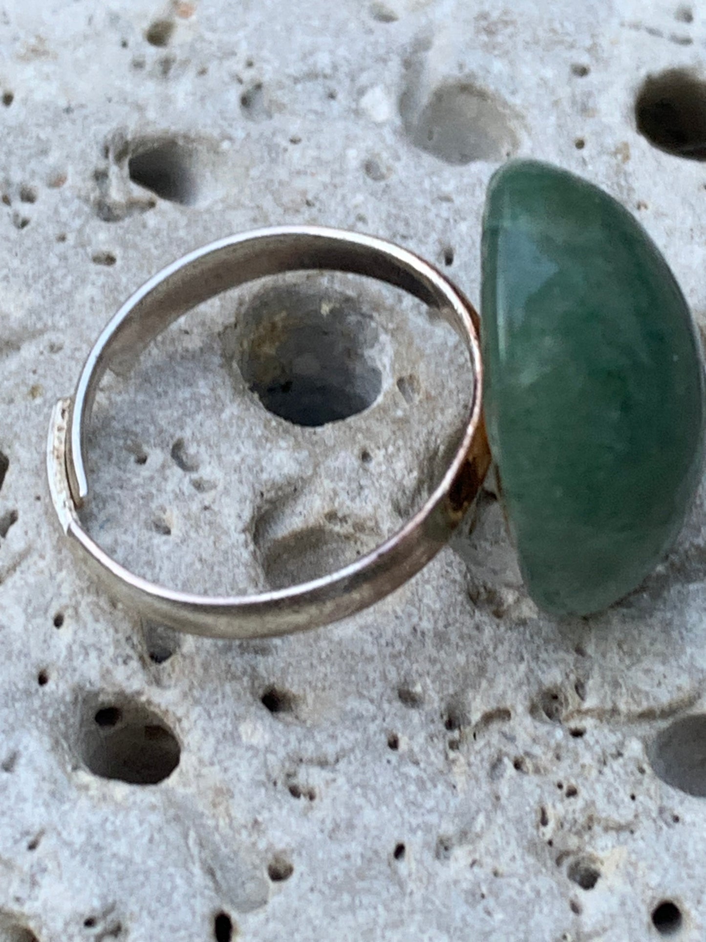 Bague en véritable Aventurine verte, non teintée, collée sur anneau pré-montée. Superbe pierre au vert cristallin ! Taille réglable d'environ 50 à 60 Fr.