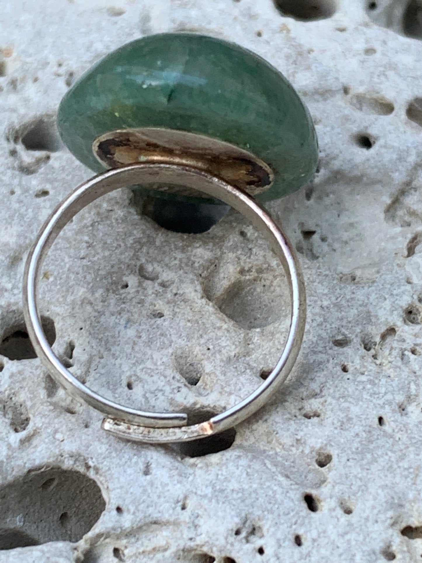 Bague en véritable Aventurine verte, non teintée, collée sur anneau pré-montée. Superbe pierre au vert cristallin ! Taille réglable d'environ 50 à 60 Fr.