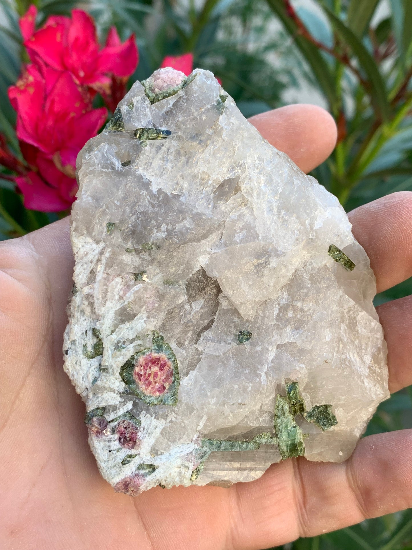 Tourmaline melon d'eau/ pastèque sur quartz, spécimen naturel de 94 x 74 x 28 mm - 226 grammes environ. Un bloc de quartz remplis de cristaux 'melon d'eau', superbe !