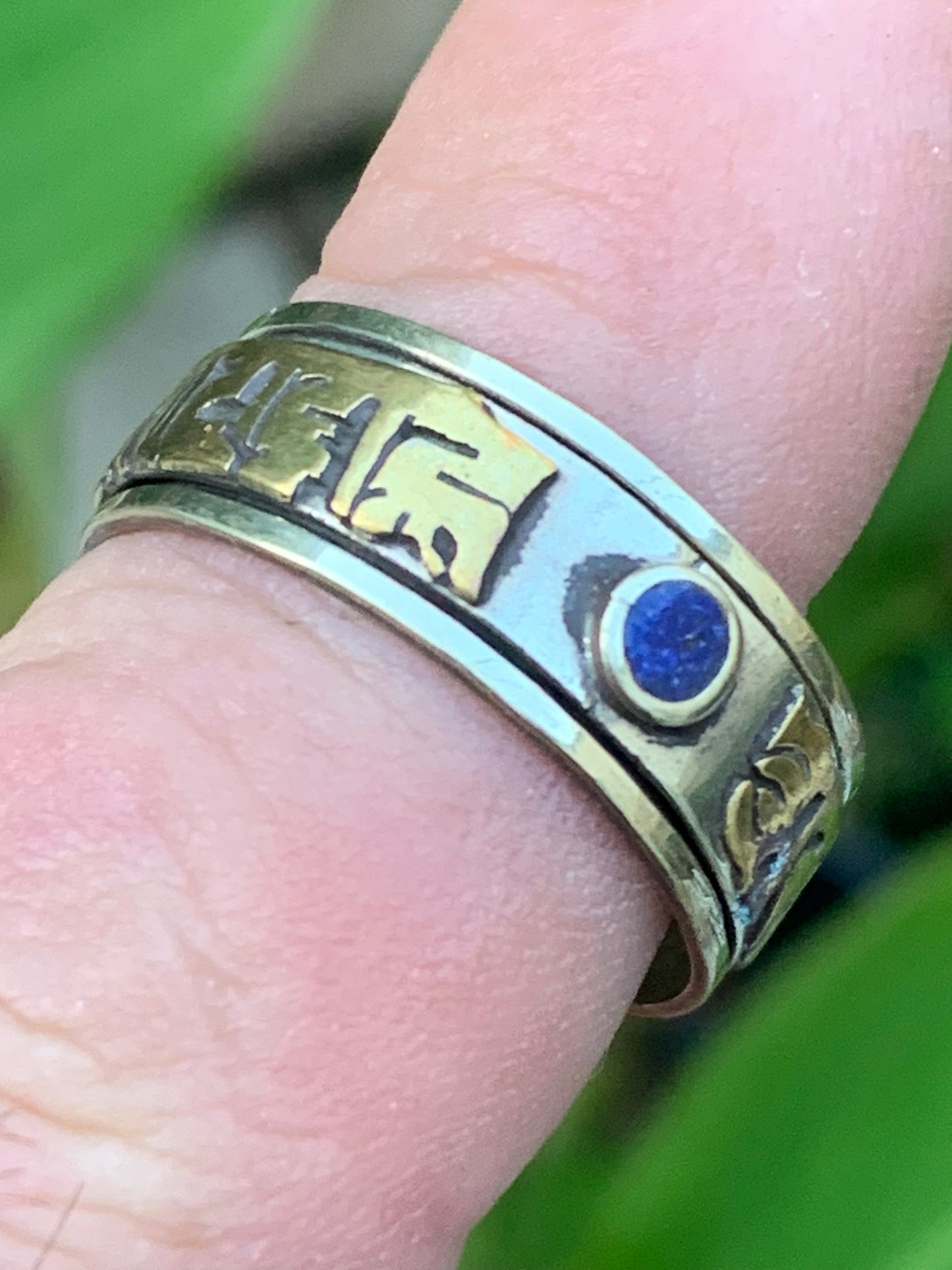 Bague dîtes 'tournante' ou 'anti-stress', en lapis lazuli, avec Mantra (prière Bouddhiste O.M.H.P). La bague tourne autour de l'anneau intérieur ! Taille 65 Fr/ 25 us