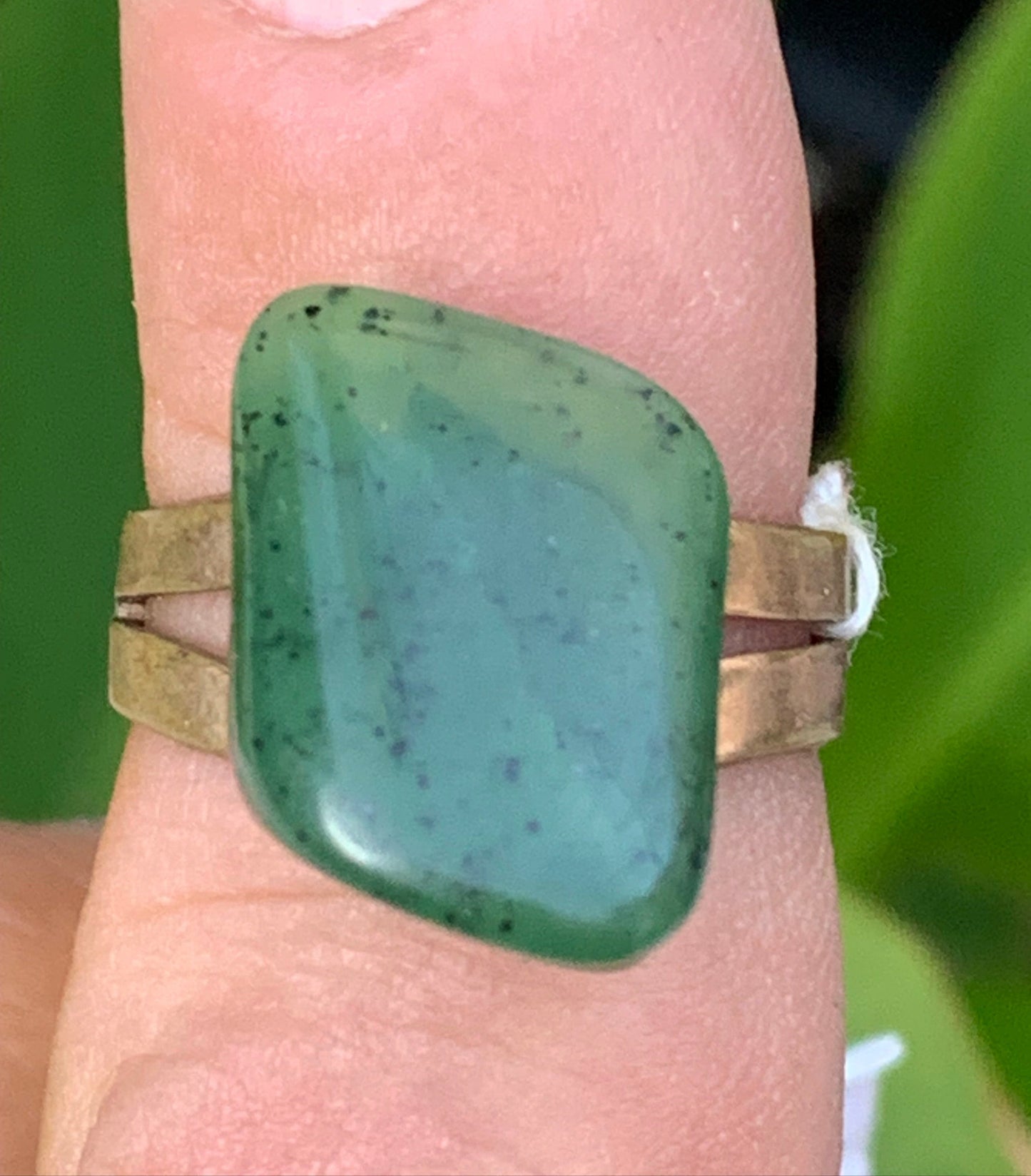 Bague en Jade, pierre naturelle collée sur anneau pré-monté (laiton) ! Taille réglable d'environ 50 à 60 Fr.