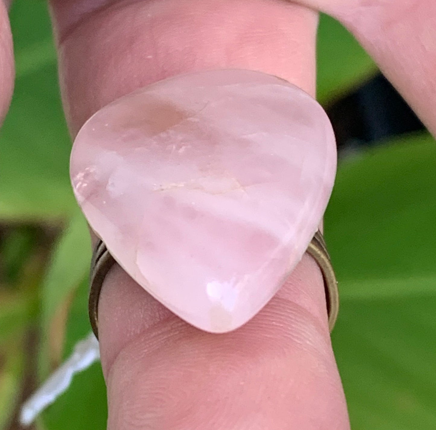 Bague en quartz rose, non teintée, cabochon en pierre préparer par un bijoutier Français, collée sur anneau pré-montée en laiton. Superbe pierre au rose cristallin ! Taille réglable d'environ 50 à 60 Fr.