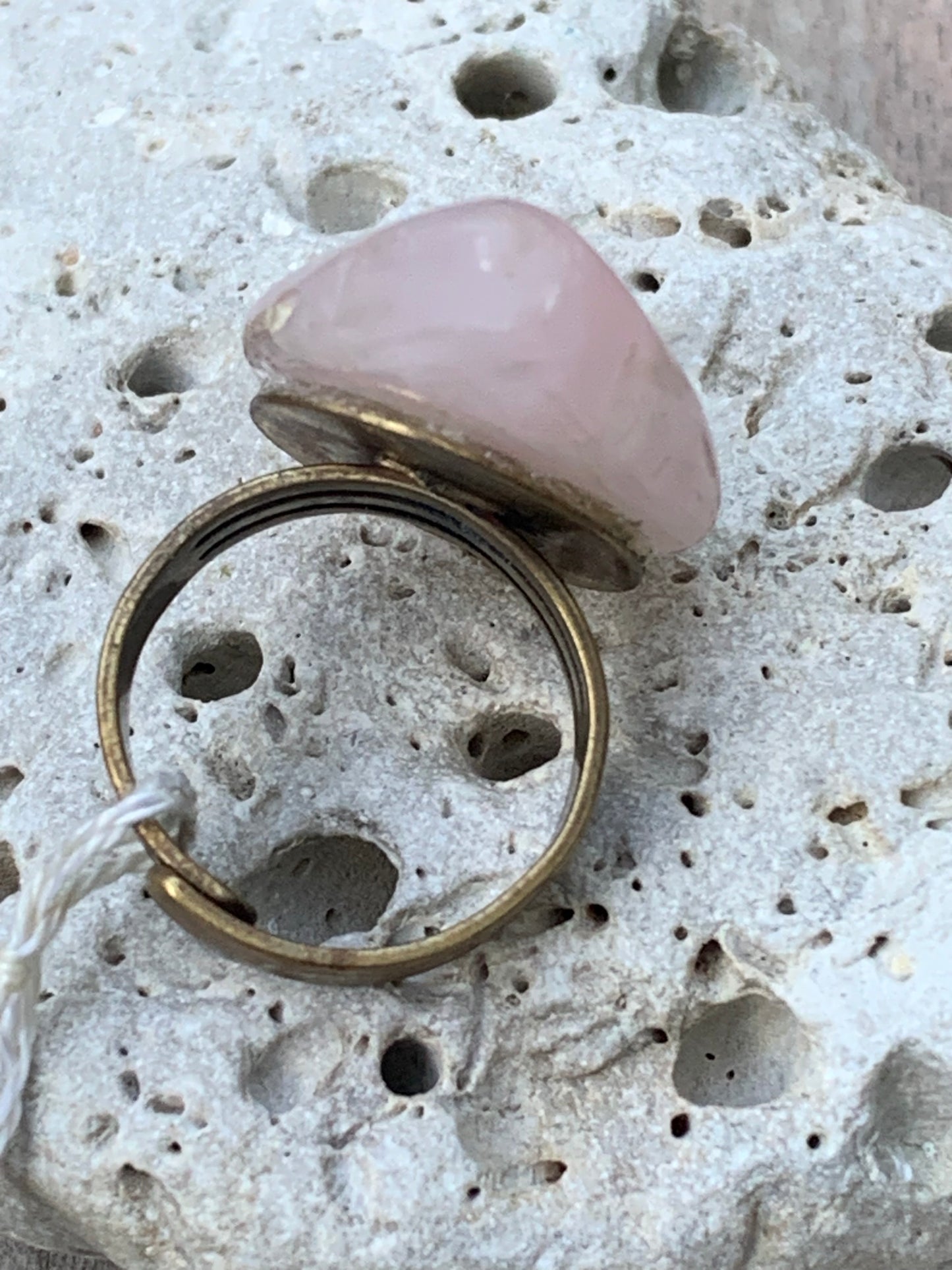 Bague en quartz rose, non teintée, cabochon en pierre préparer par un bijoutier Français, collée sur anneau pré-montée en laiton. Superbe pierre au rose cristallin ! Taille réglable d'environ 50 à 60 Fr.