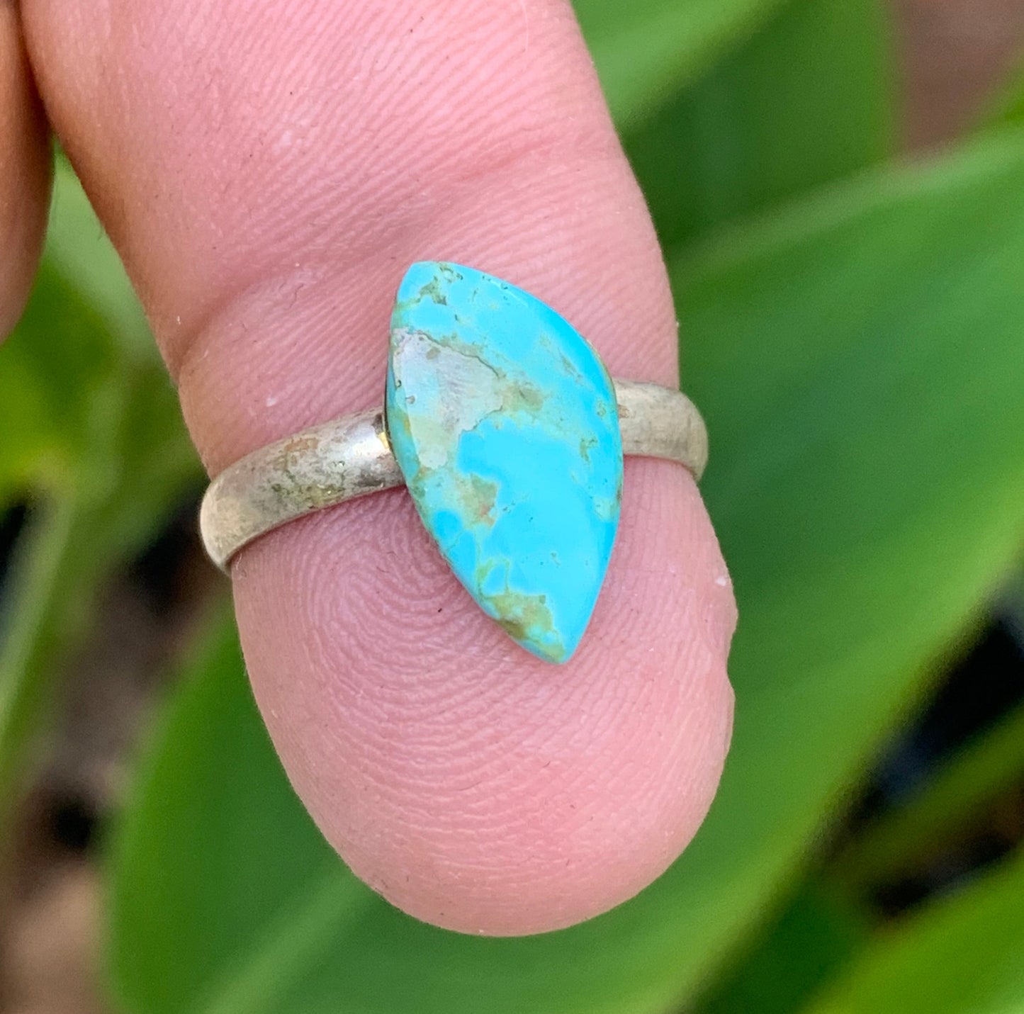 Bague en turquoise des U.S.A, non teintée, cabochon en pierre préparer par un bijoutier Irlandais, collée sur anneau pré-montée en laiton couleur argent ! Taille réglable d'environ 50 à 60 Fr.